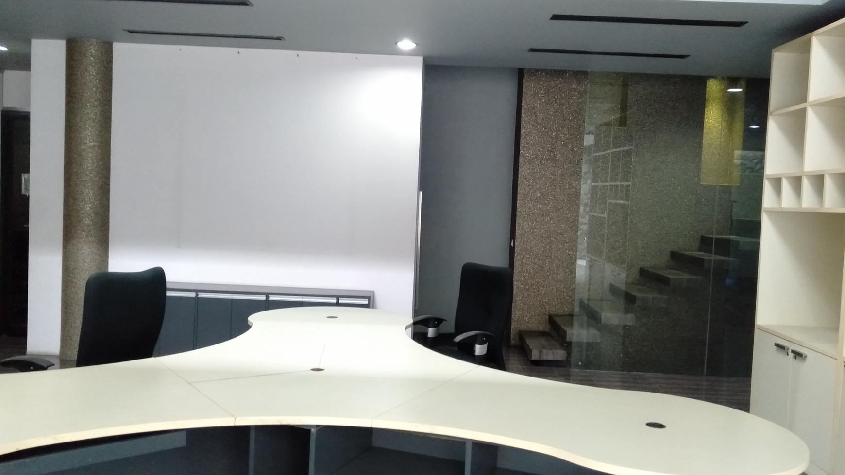 Dijual Rumah Kantor dengan design Modern ini dilengkapi furniture dengan fasilitas lengkap.