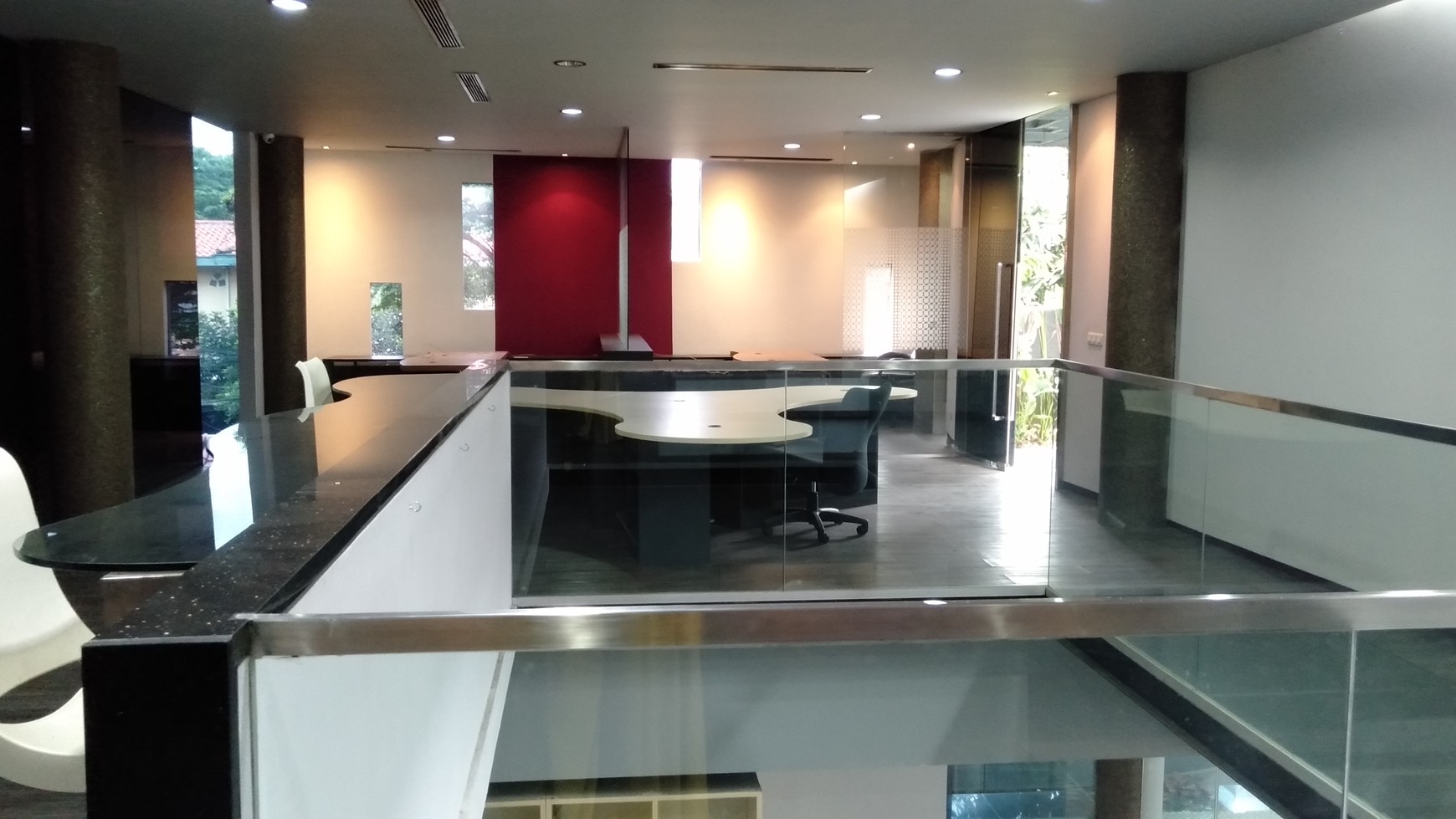 Dijual Rumah Kantor dengan design Modern ini dilengkapi furniture dengan fasilitas lengkap.