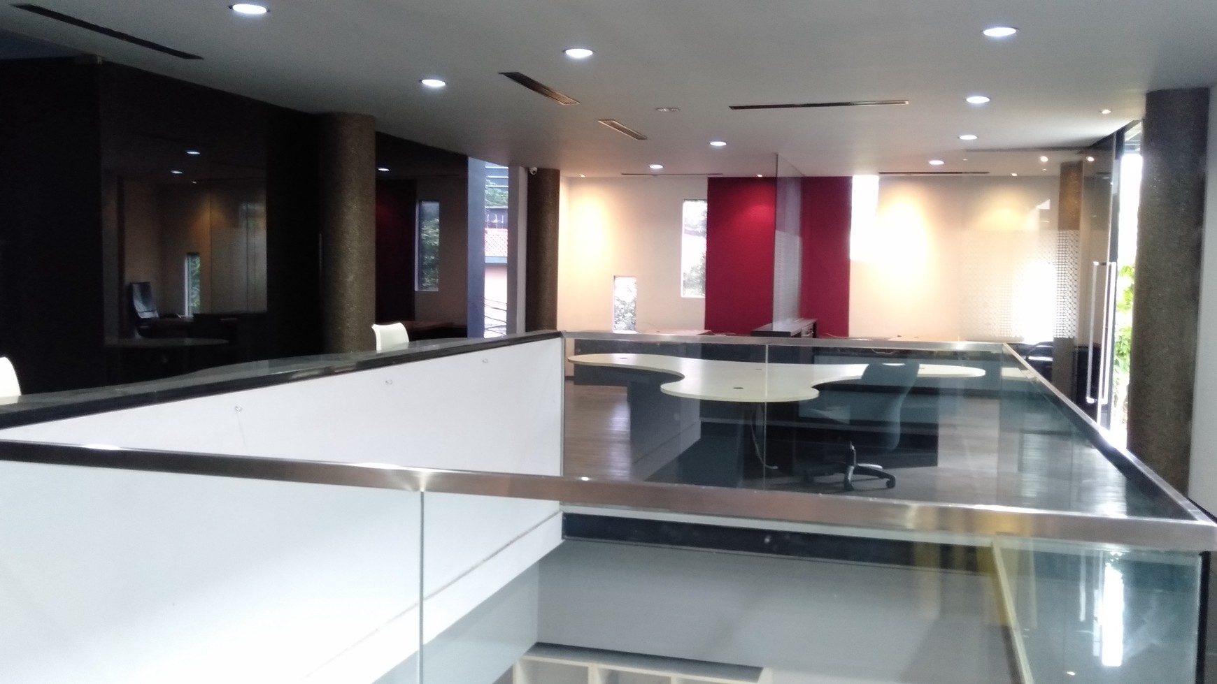 Dijual Rumah Kantor dengan design Modern ini dilengkapi furniture dengan fasilitas lengkap.