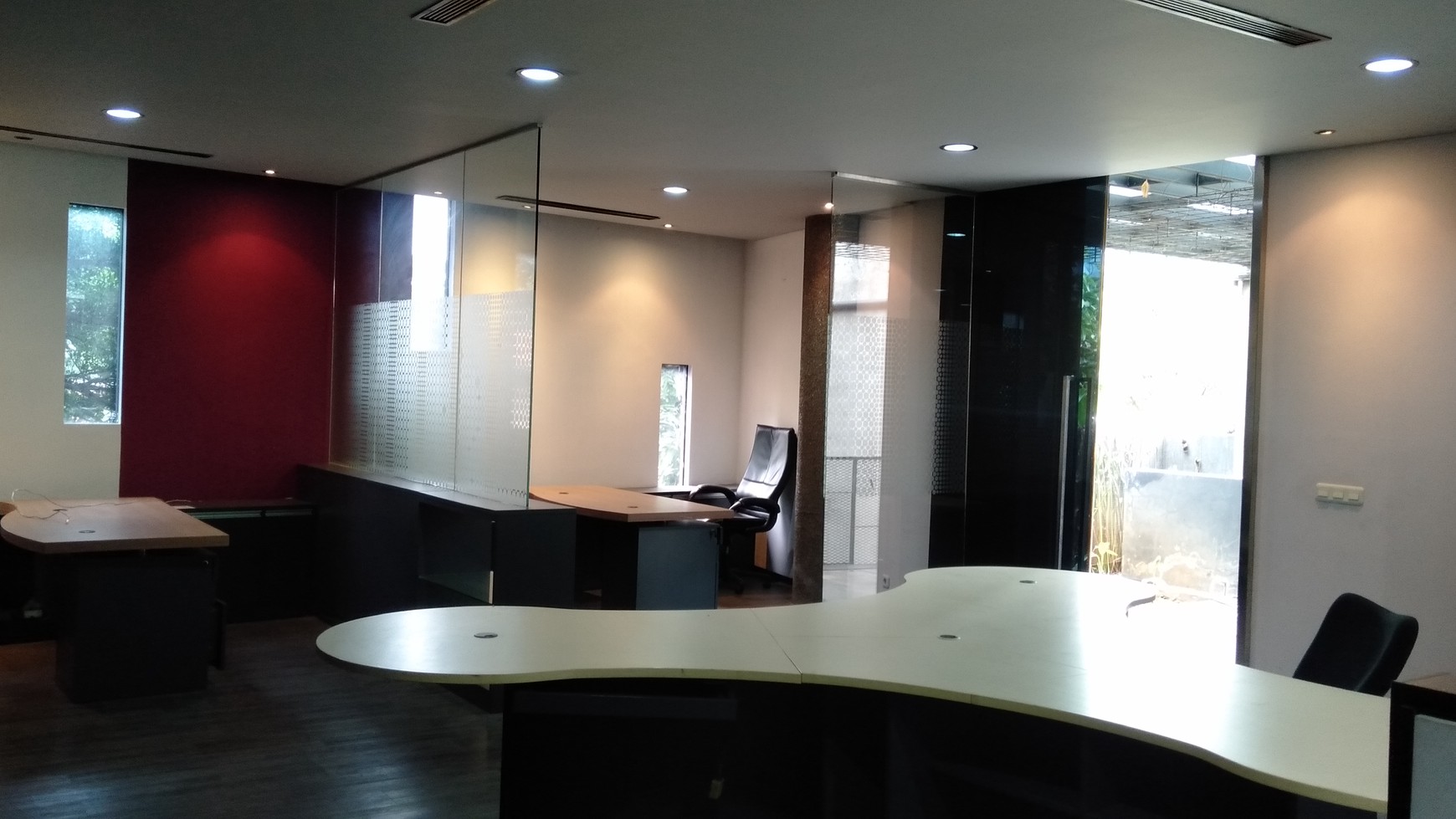 Dijual Rumah Kantor dengan design Modern ini dilengkapi furniture dengan fasilitas lengkap.