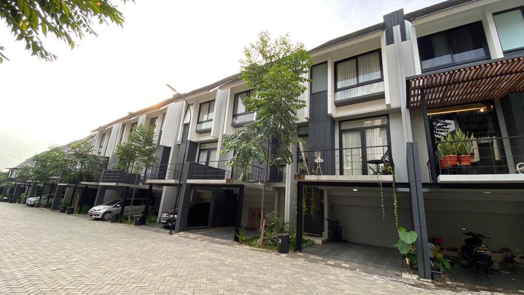 Dijual !  Rumah Baru Full Furnished Split Level 3 lantai di lokasi strategis dekat tol Andara