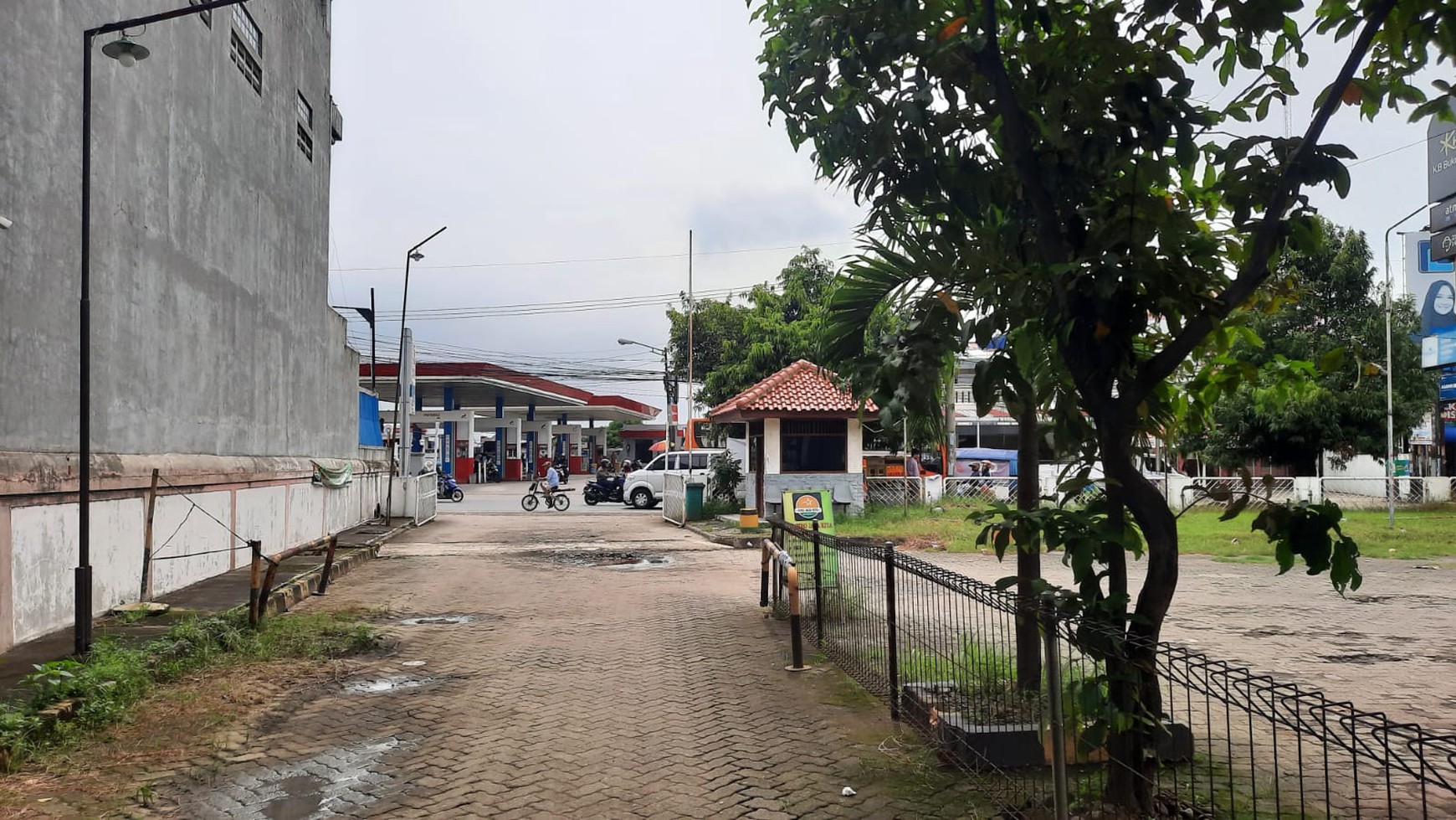 TANAH DAN BANGUNAN DIHITUNG TANAH SAJA DI LOKASI STRATEGIS PINGGIR JALAN RAYA TELUK JAMBE KARAWANG