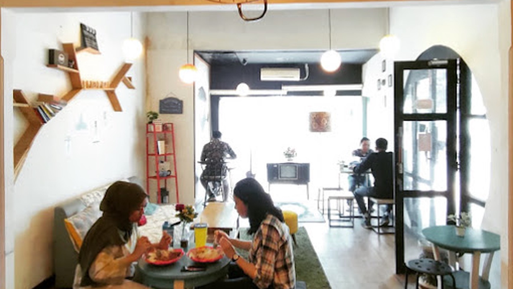 DIJUAL Cafe aesthetic di pinggir jalan dekat perkantoran Arkadia