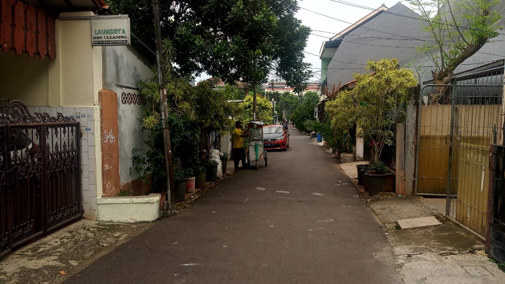 Rumah Lokasi Strategis dengan Taman Luas @Kebon Jeruk