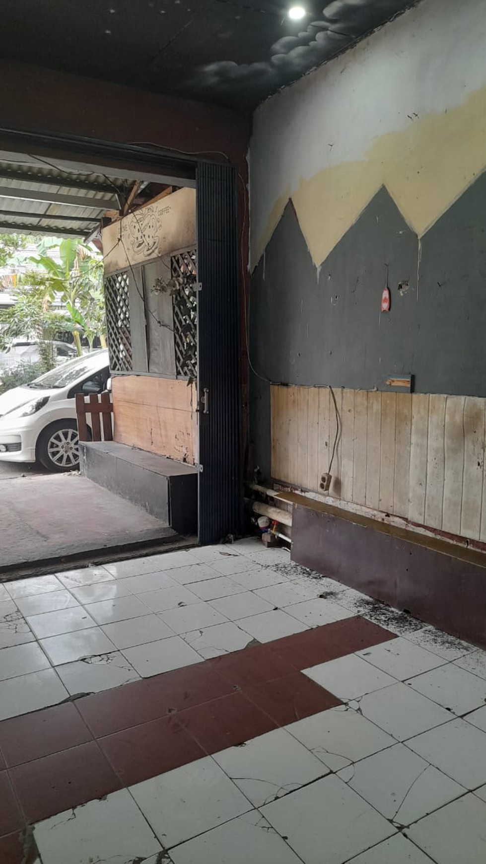 Kios Ramai Pinggir jalan raya di Taman Narogong Indah, Bekasi