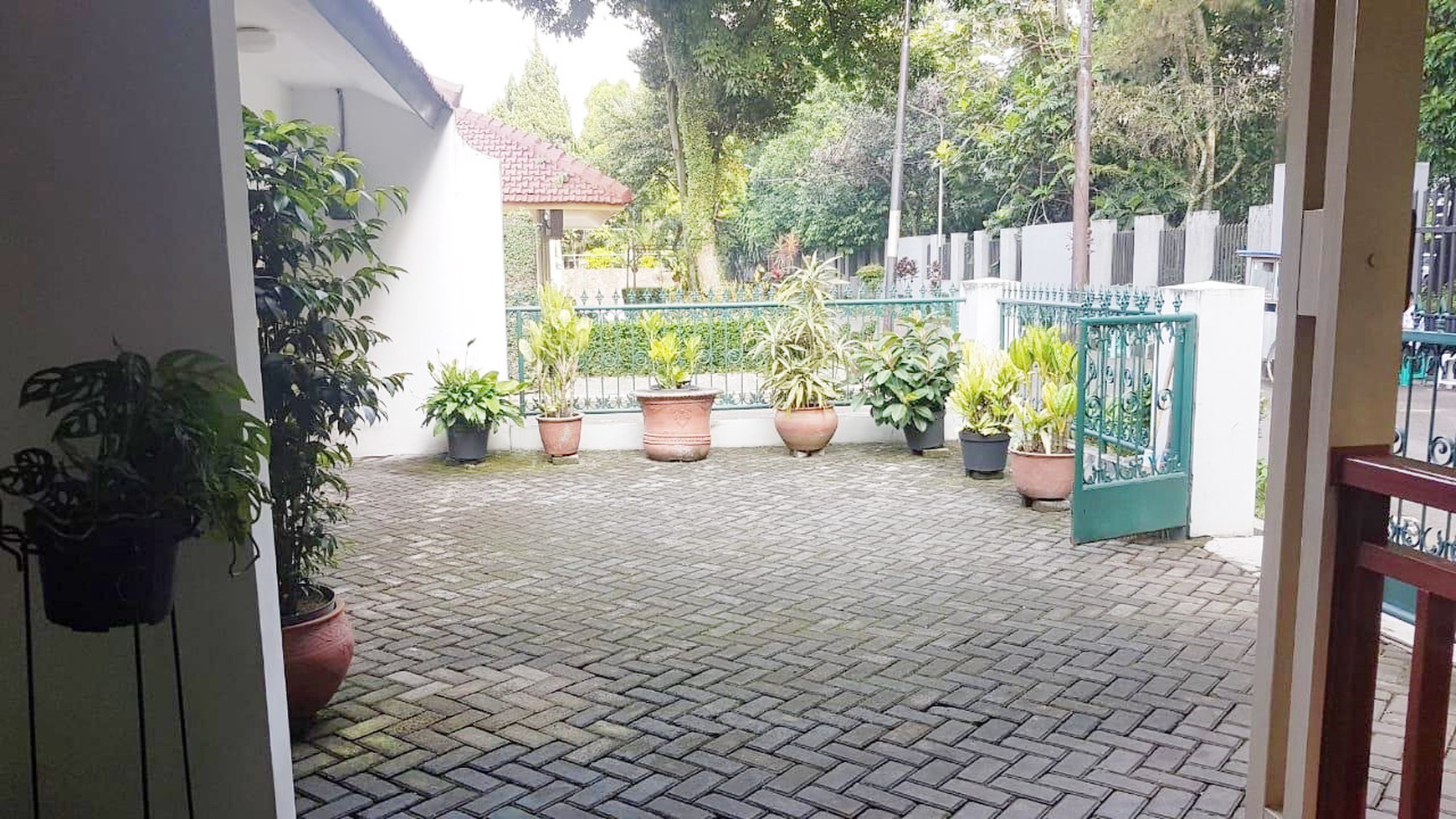 Rumah Siap Huni dengan Hunian Asri & Dalam Komplek @Bandung