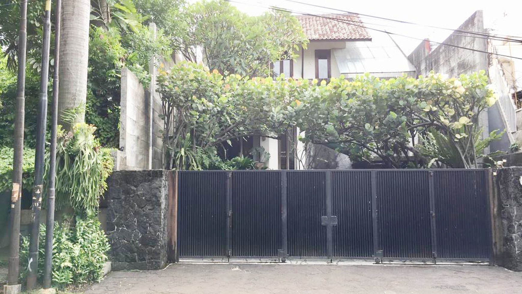 Rumah villa permata hijau, plafon tinggi,asri dan homey