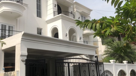 Dijual Rumah Mewah European Style Dalam Komplek Dekat Mampang 