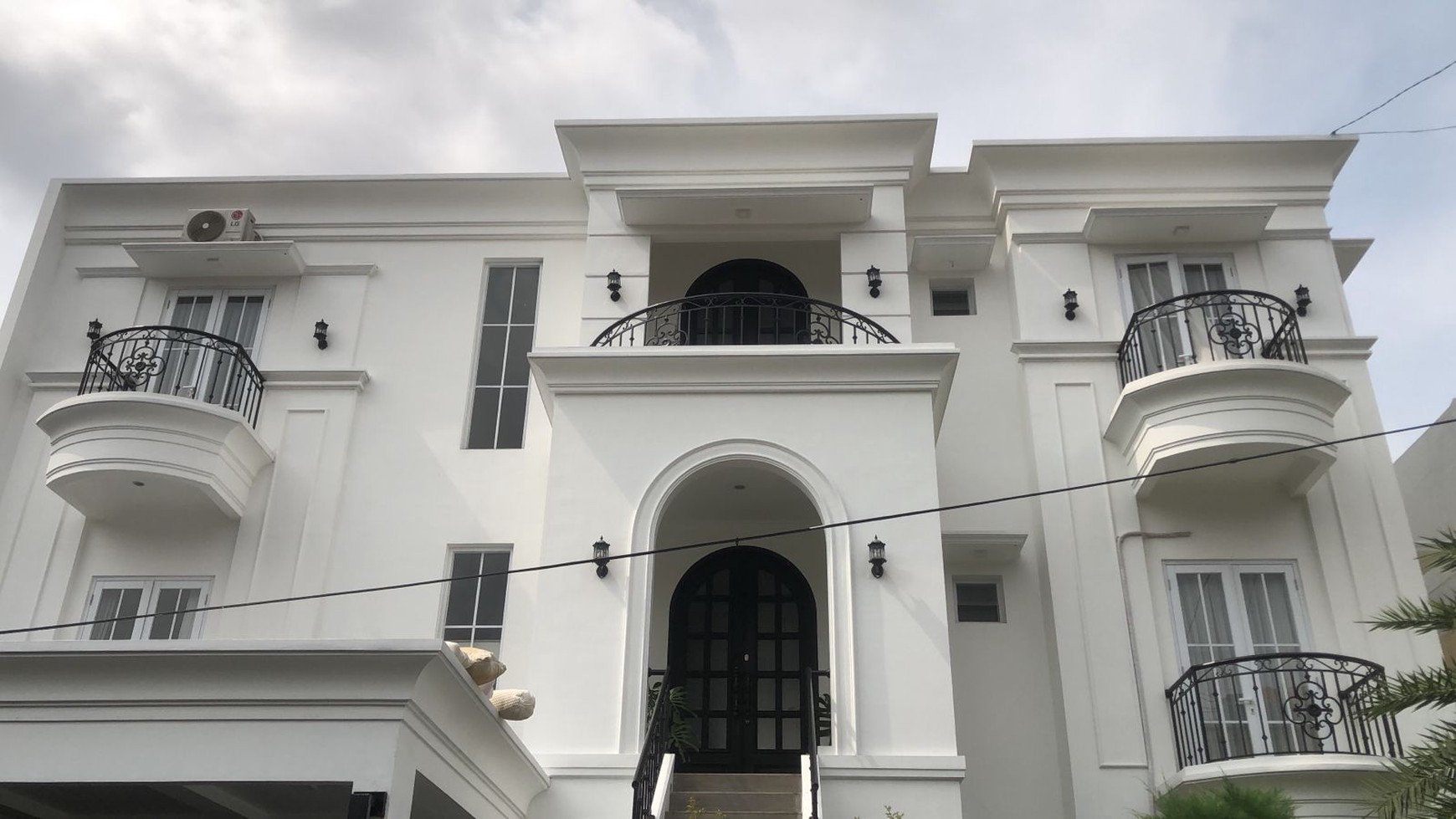 Dijual Rumah Mewah European Style Dalam Komplek Dekat Mampang 