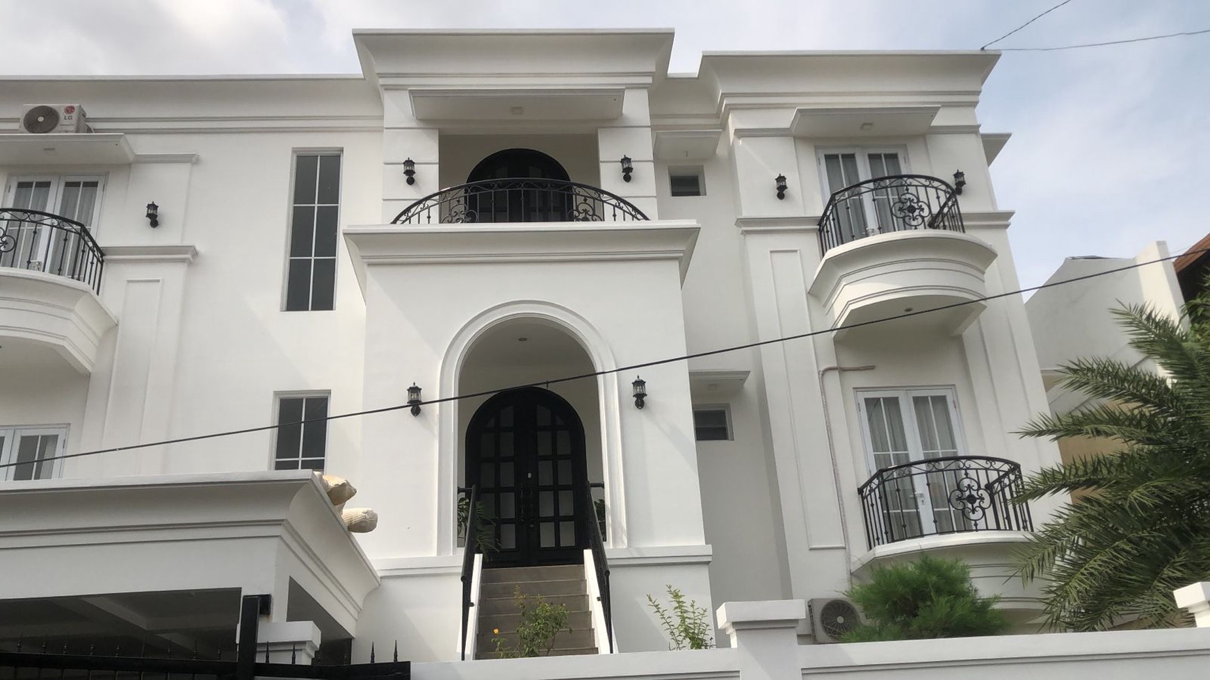 Dijual Rumah Mewah European Style Dalam Komplek Dekat Mampang 