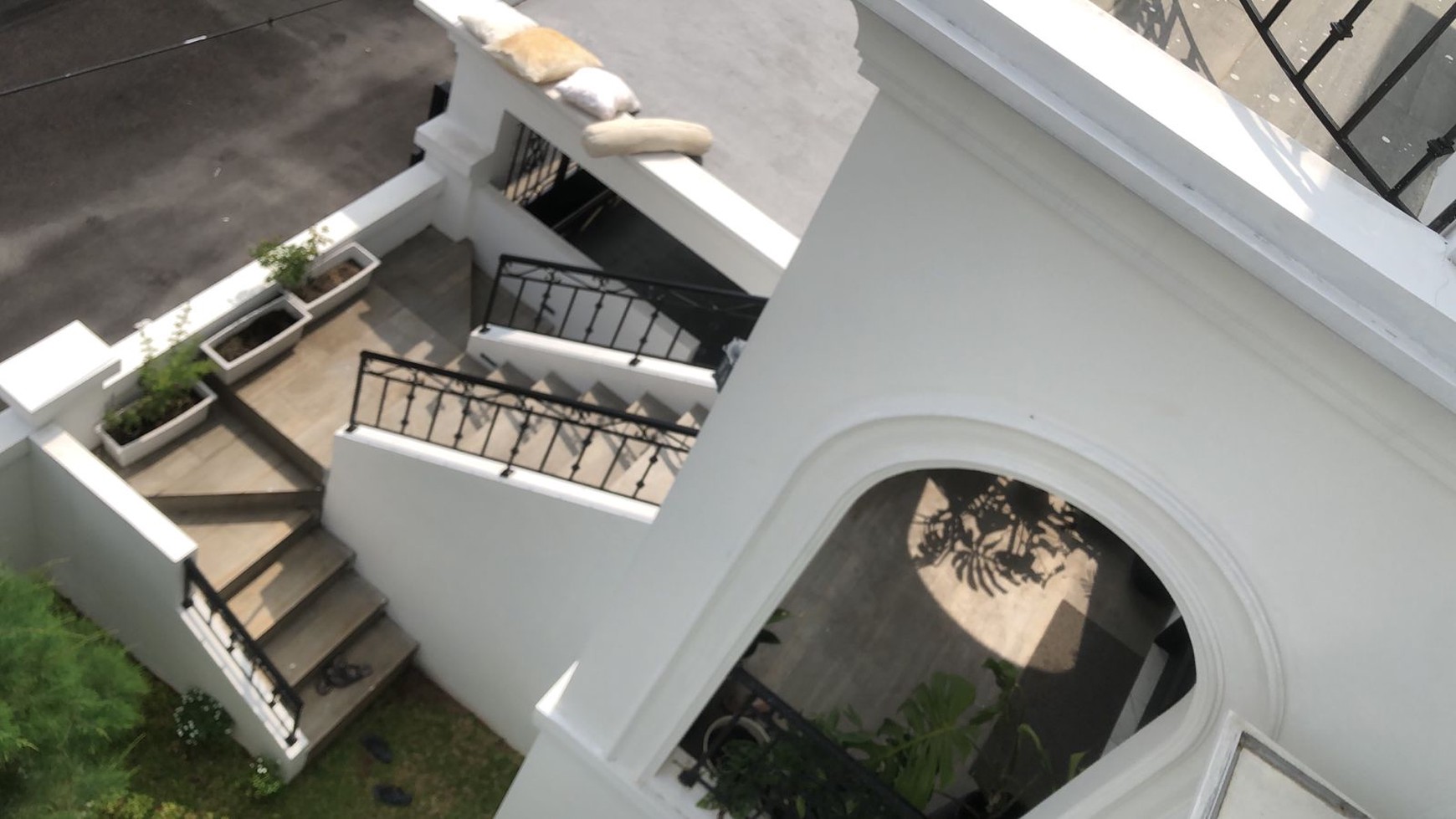 Dijual Rumah Mewah European Style Dalam Komplek Dekat Mampang 