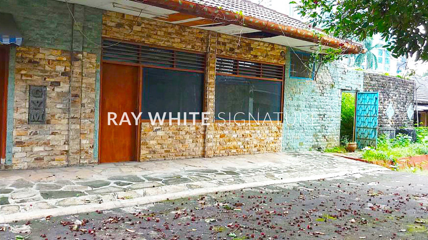 Dijual Rumah Zona Komersil di Kemang Raya Jakarta Selatan