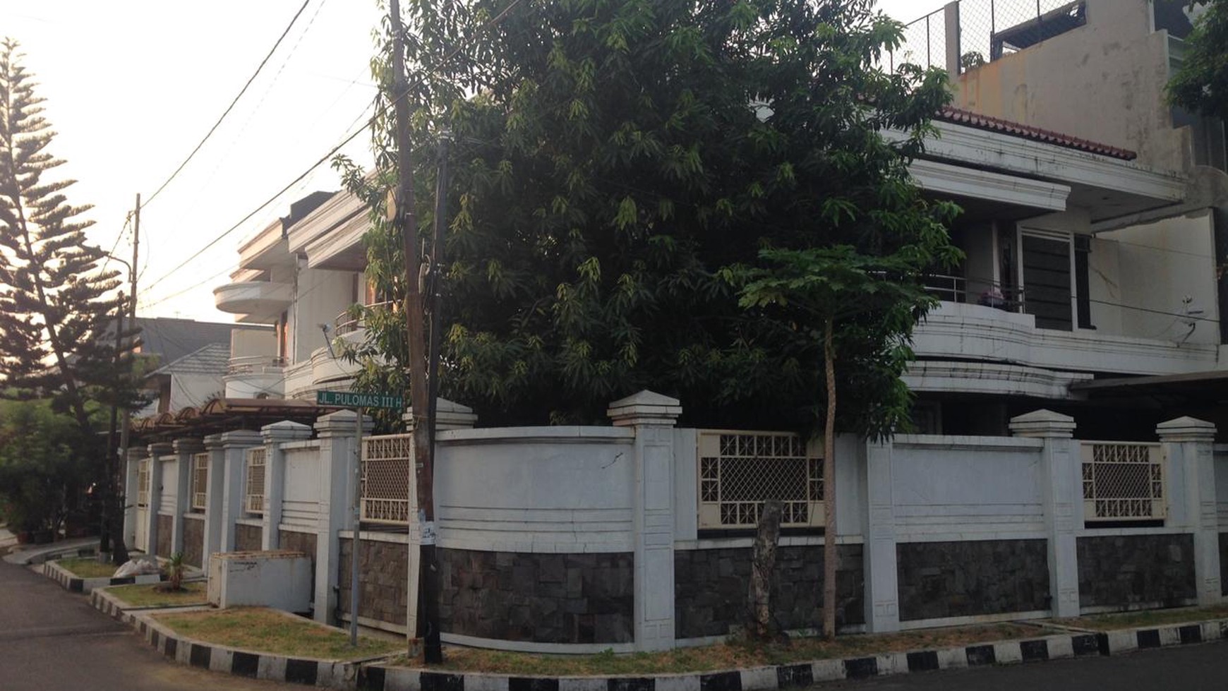 Rumah Hoek 2 Lantai, Lokasi Ok ,Harga Nego di Pulomas Jakarta Timur