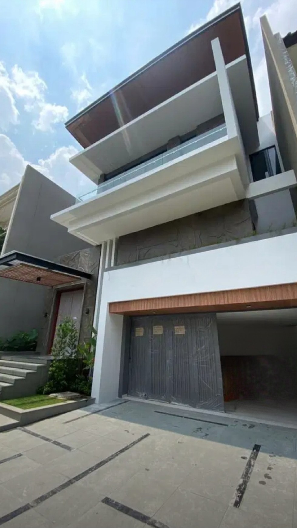 Dijual Rumah Baru Taman Golf Citraland Surabaya Split Level Modern Mewah 2,5 Lantai