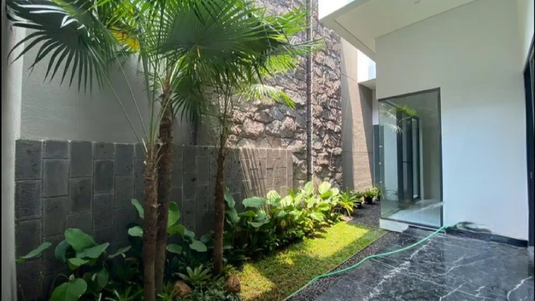 Dijual Rumah Baru Taman Golf Citraland Surabaya Split Level Modern Mewah 2,5 Lantai