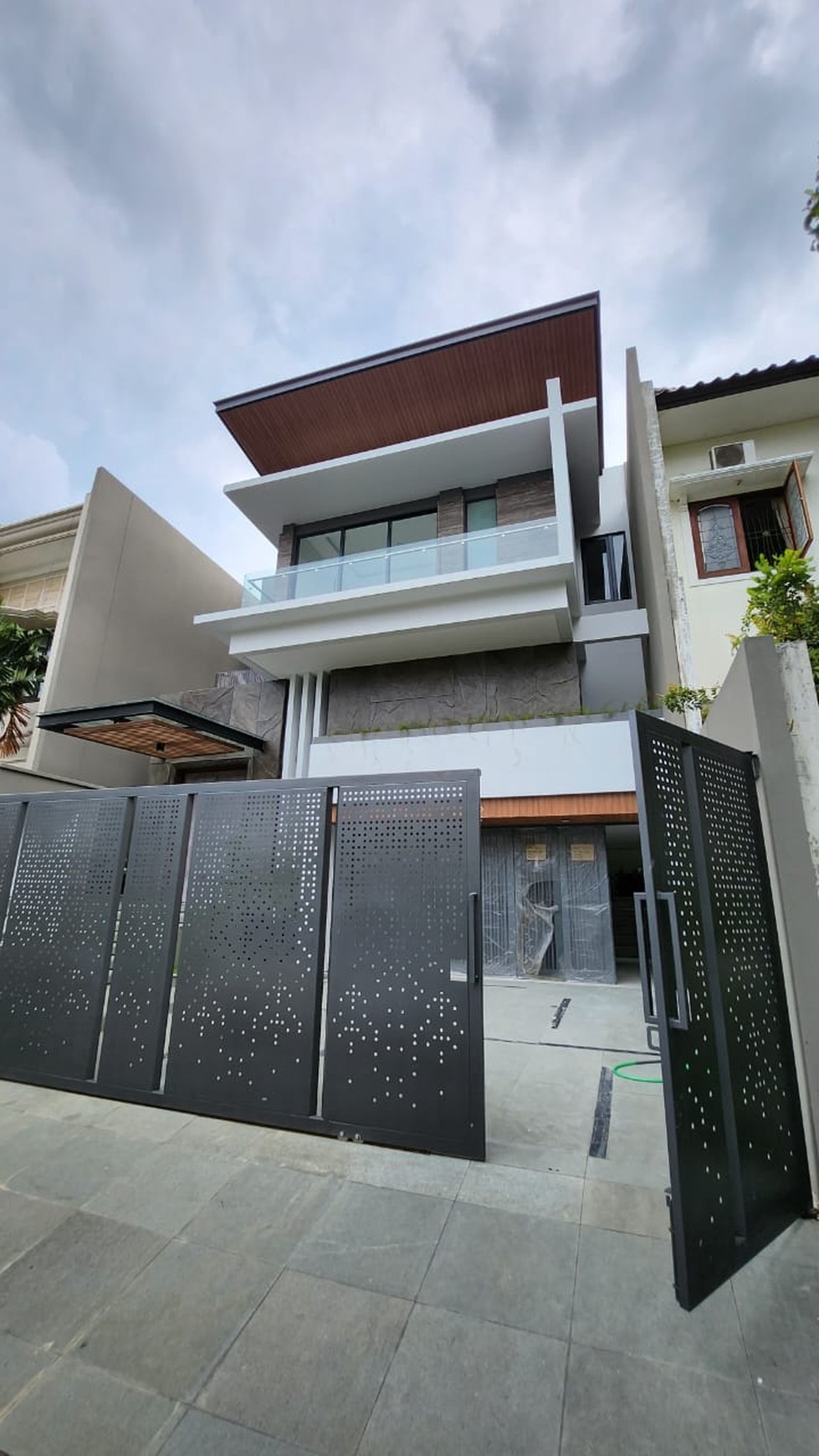 Dijual Rumah Baru Taman Golf Citraland Surabaya Split Level Modern Mewah 2,5 Lantai