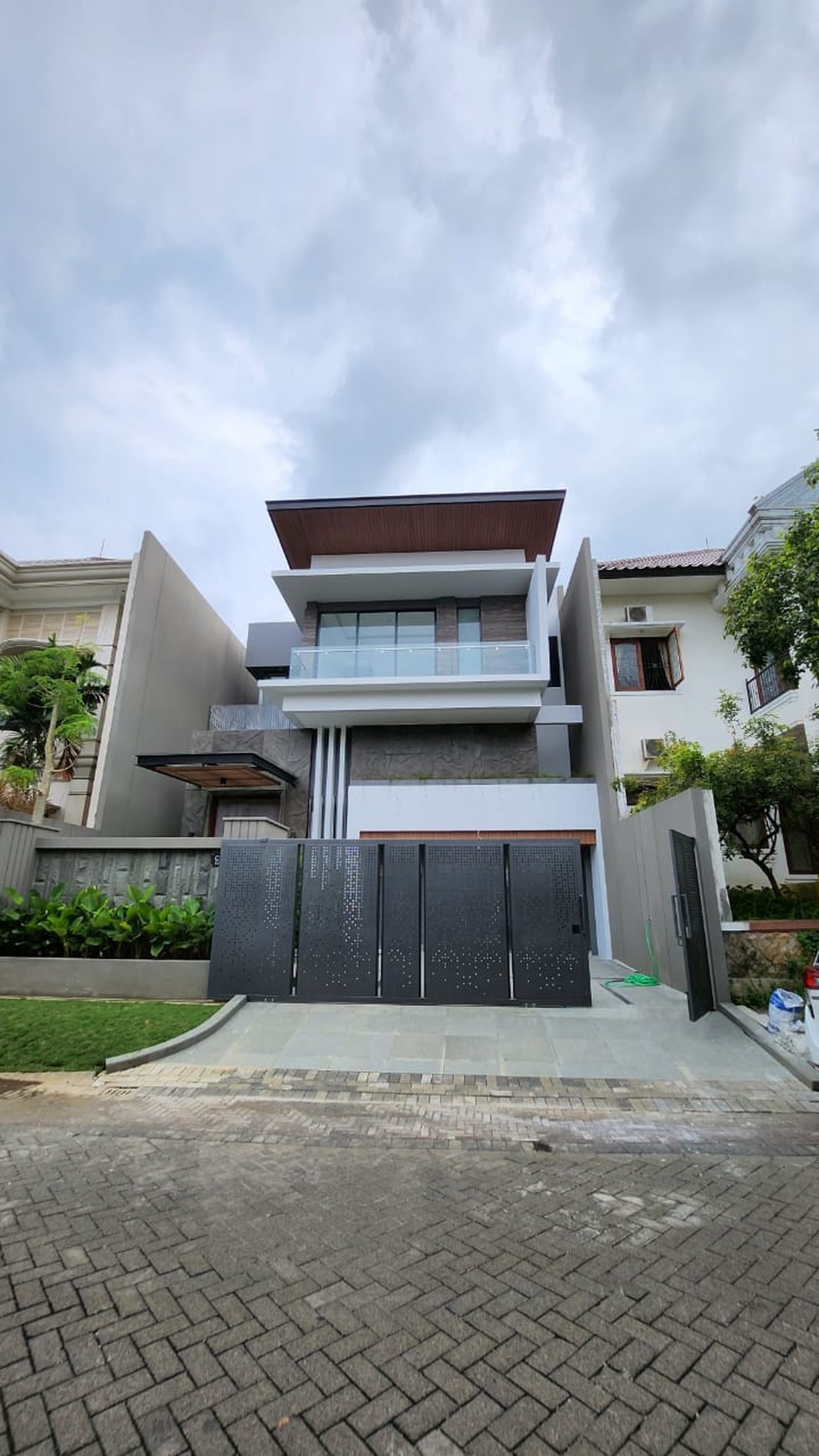 Dijual Rumah Baru Taman Golf Citraland Surabaya Split Level Modern Mewah 2,5 Lantai