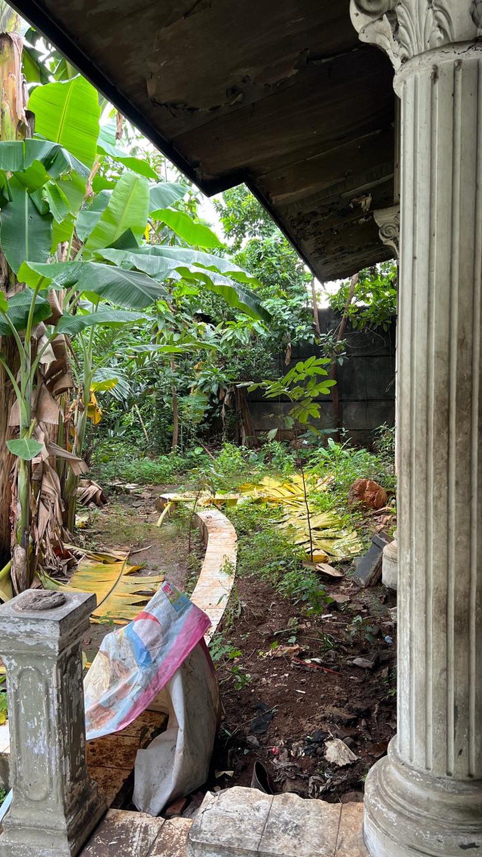 Rumah Tua Hitung Tanah di Prime Area Simprug Garden