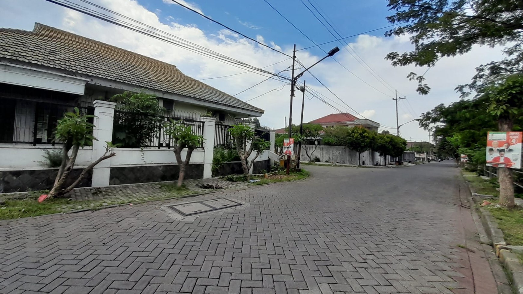 Rumah Hook Luas Jalan Raya Darmo Harapan Surabaya