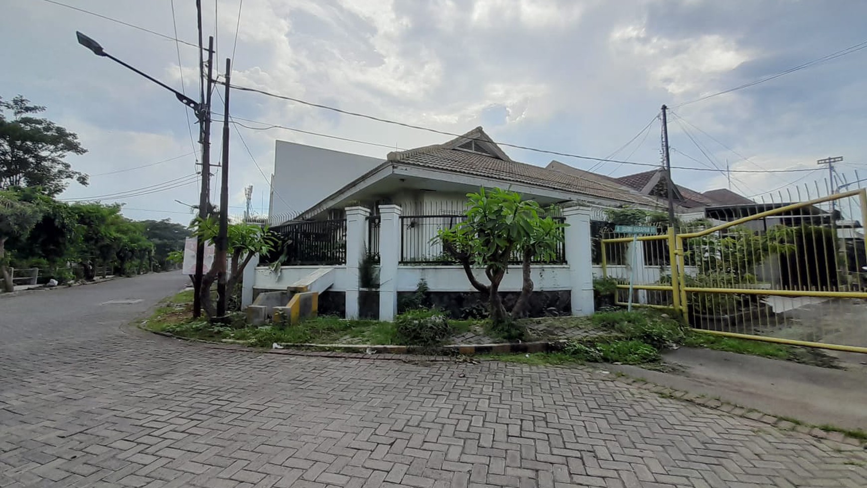 Rumah Hook Luas Jalan Raya Darmo Harapan Surabaya