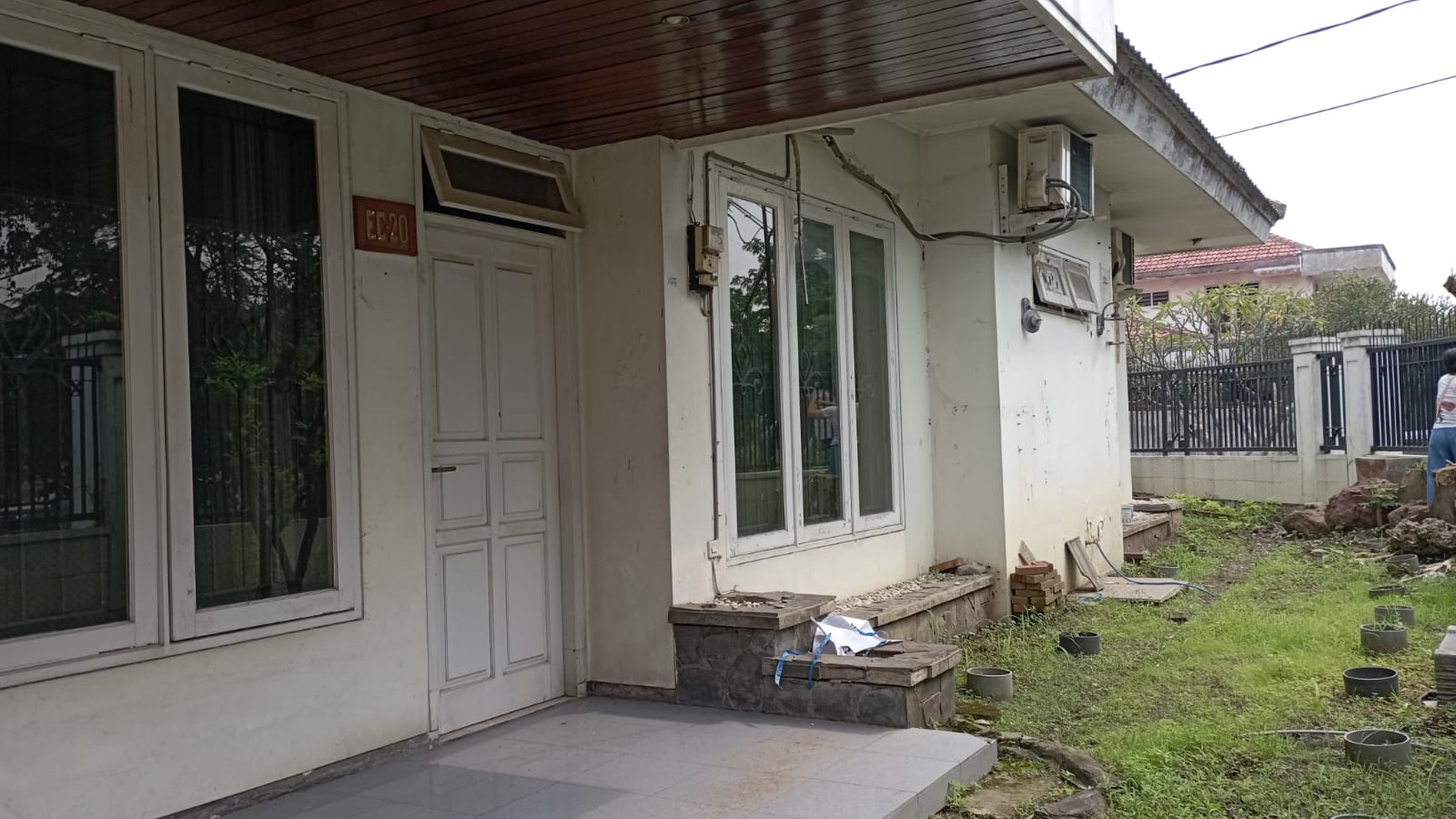 Rumah Hook Luas Jalan Raya Darmo Harapan Surabaya