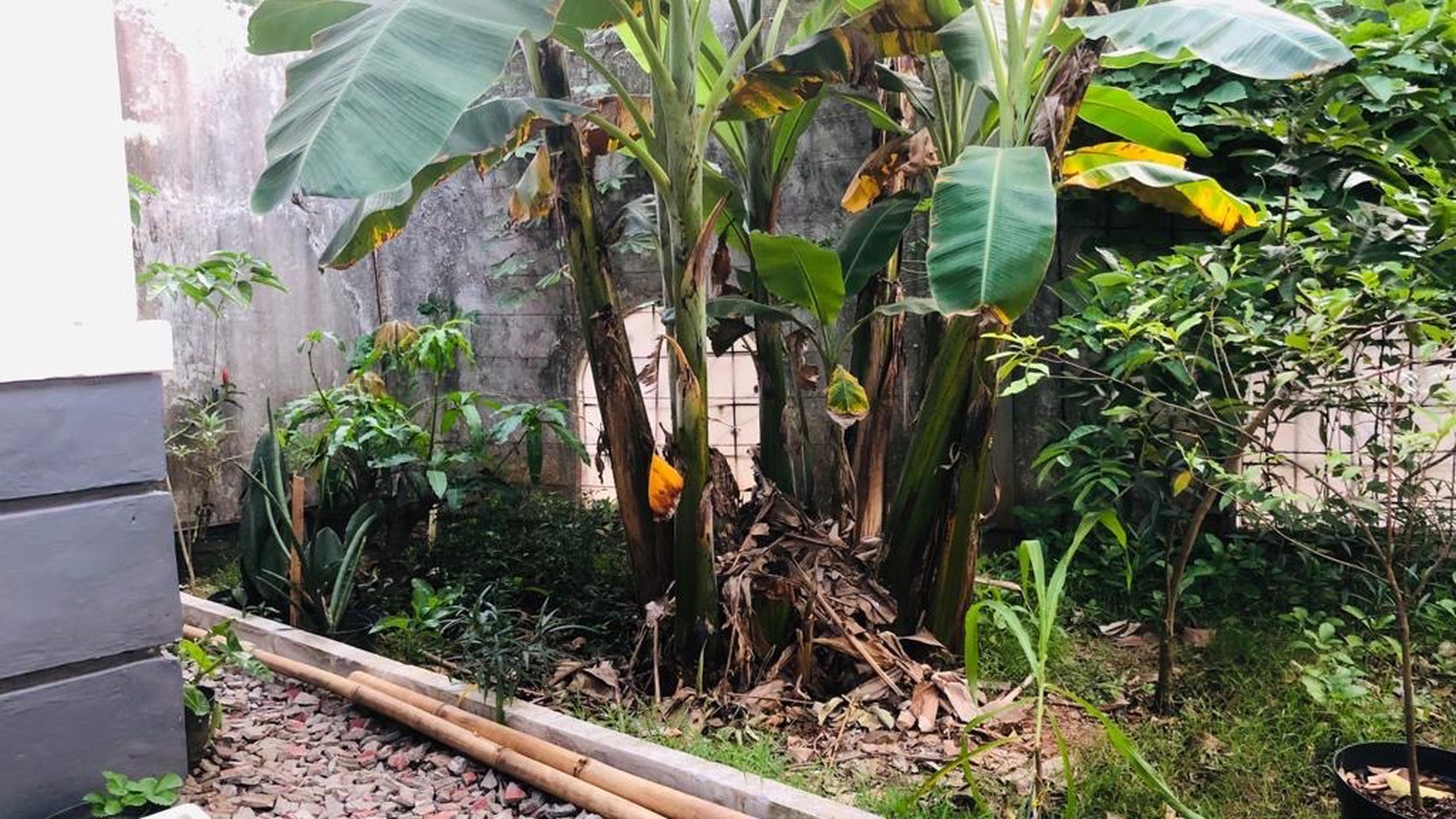 Rumah dengan Tanah Luas di Villa Pamulang, Pondok Benda