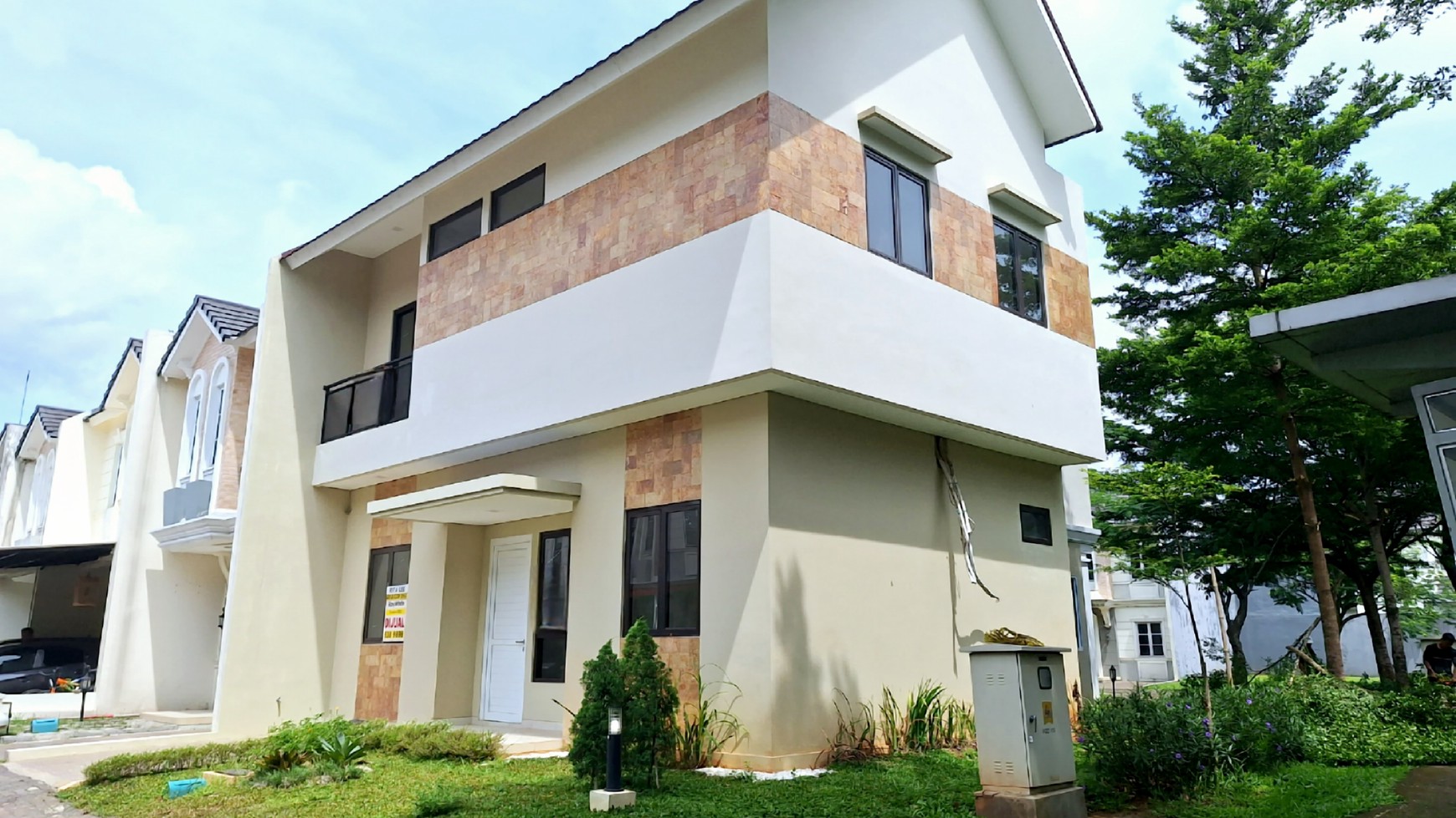 Dijual Rumah Baru 2,5 lantai di Vanya Park Cluster Azzura, Bangunan Mandiri, Siap Huni 