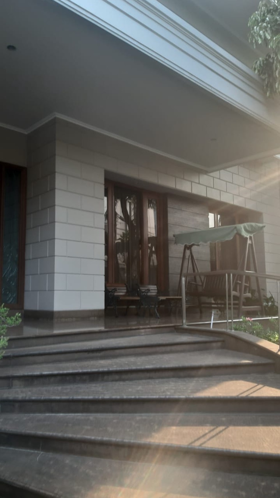 Rumah bagus siap huni  dengan desain yang  elegan 