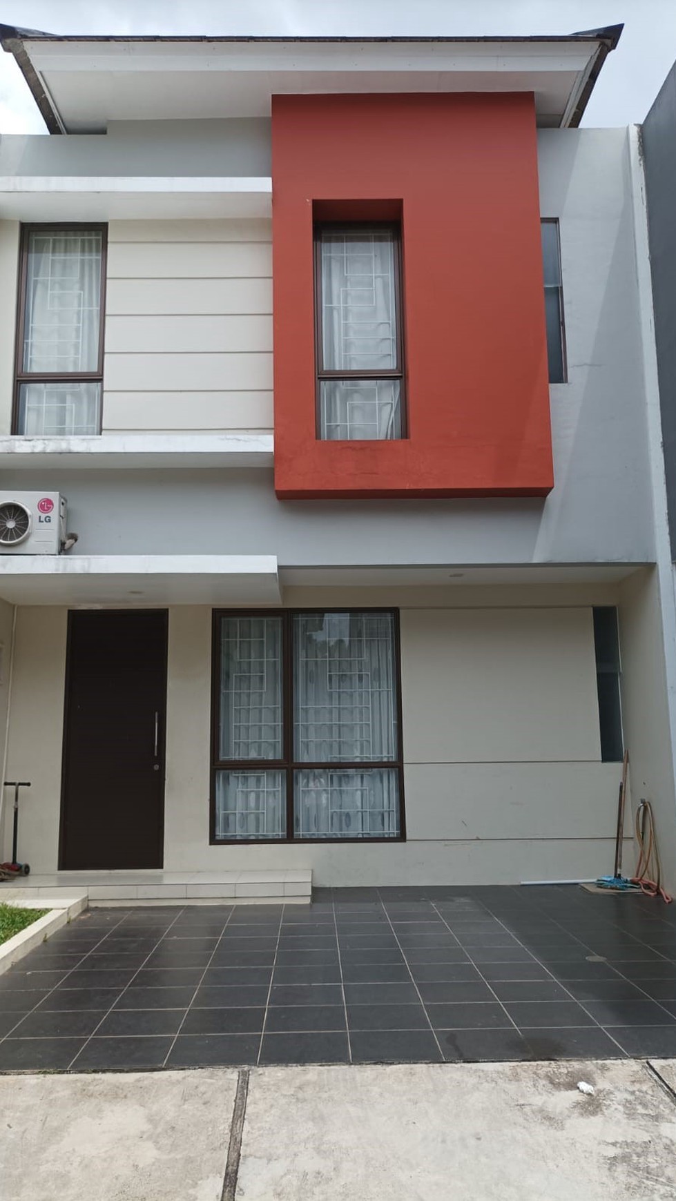 Rumah Minimalis Modern di Cluster Linea Graha Raya Bintaro