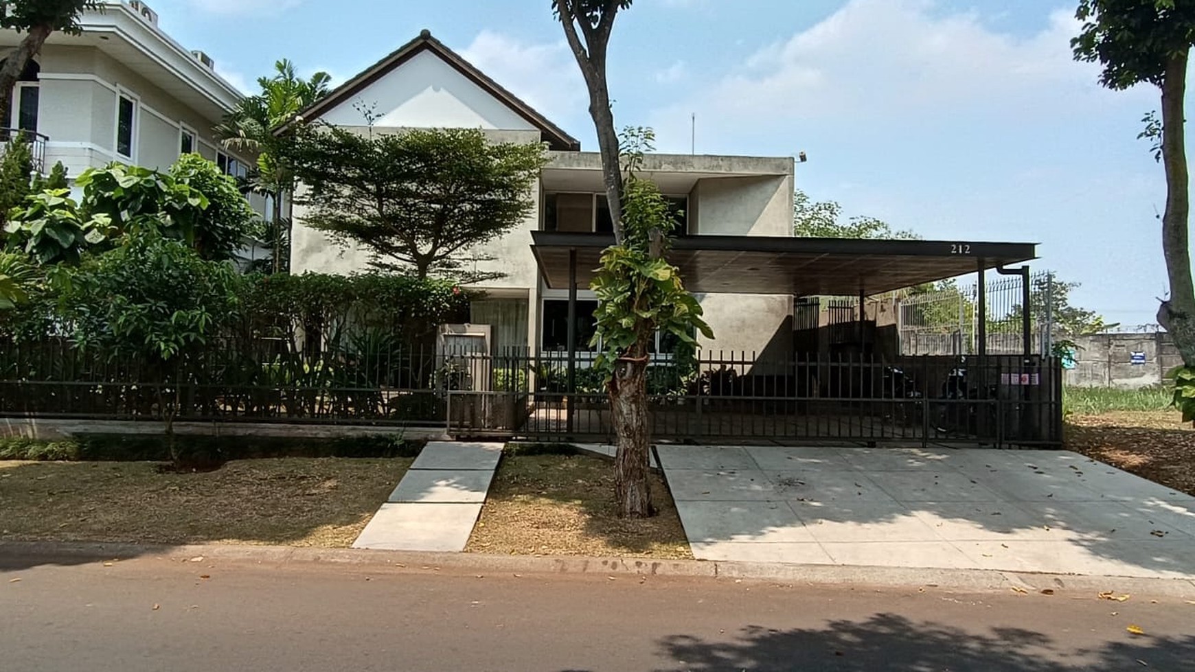 Dijual Rumah Cantik Tropical Minimalist @ Lippo Karawaci, Tangerang