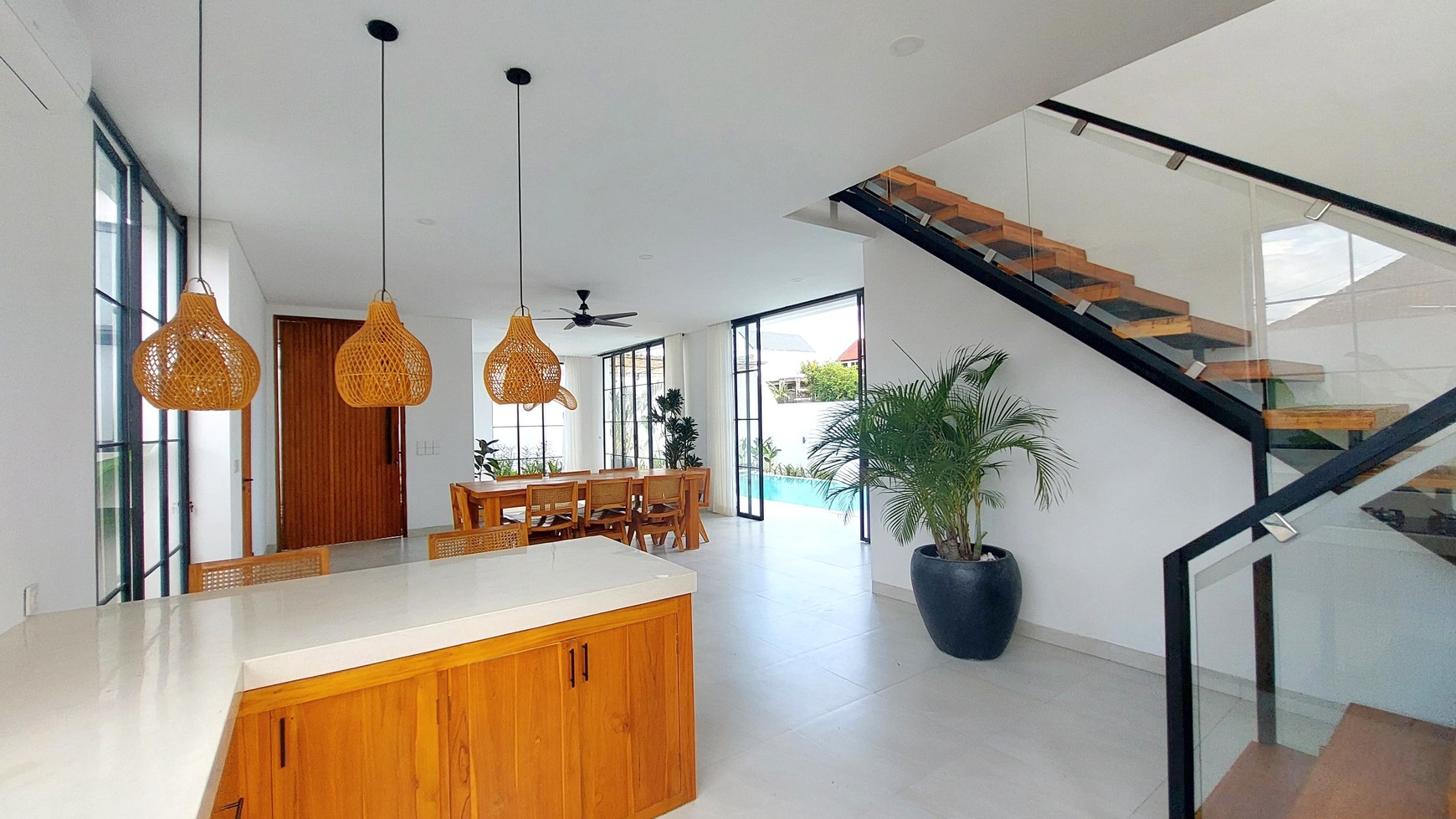 Freehold - Luxurious Oasis in Canggu 5-Bedroom Villa with Rooftop Terrace and Pool