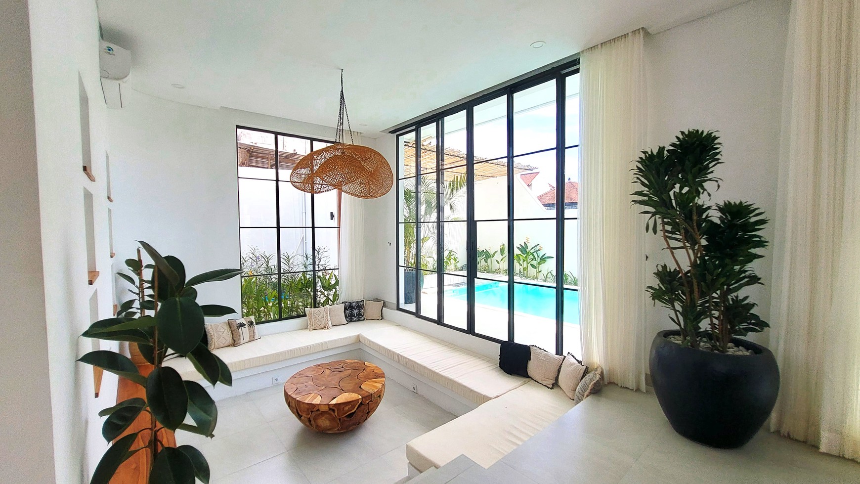 Freehold - Luxurious Oasis in Canggu 5-Bedroom Villa with Rooftop Terrace and Pool