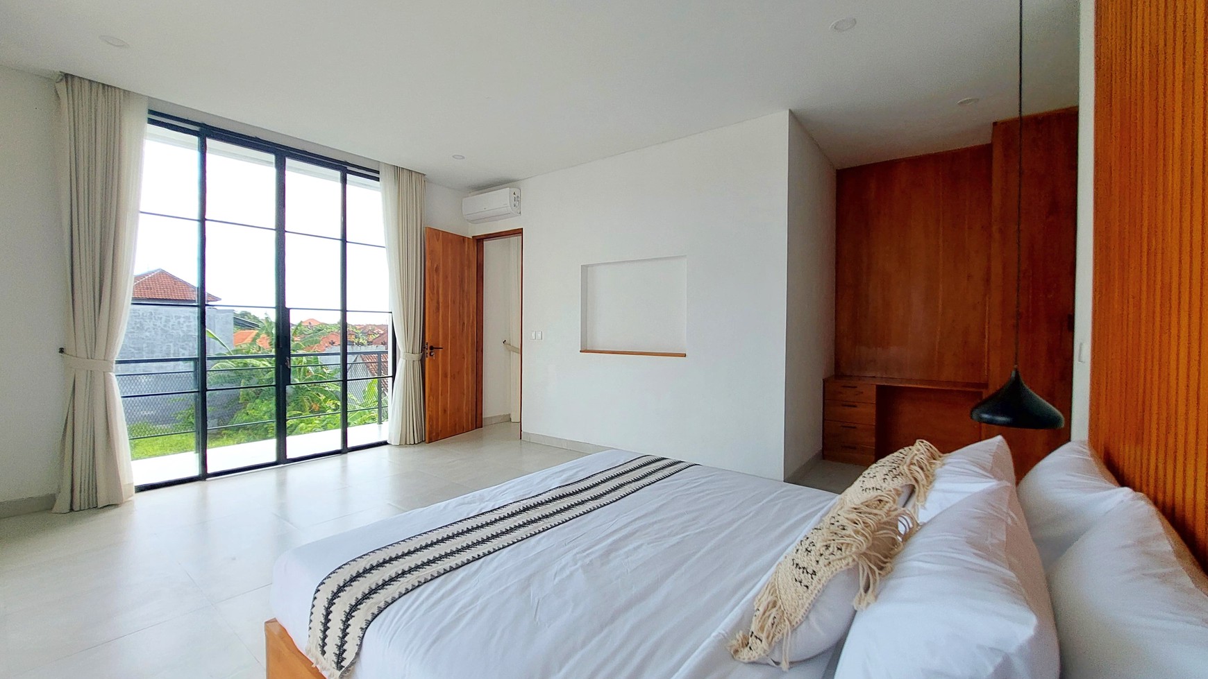 Freehold - Luxurious Oasis in Canggu 5-Bedroom Villa with Rooftop Terrace and Pool