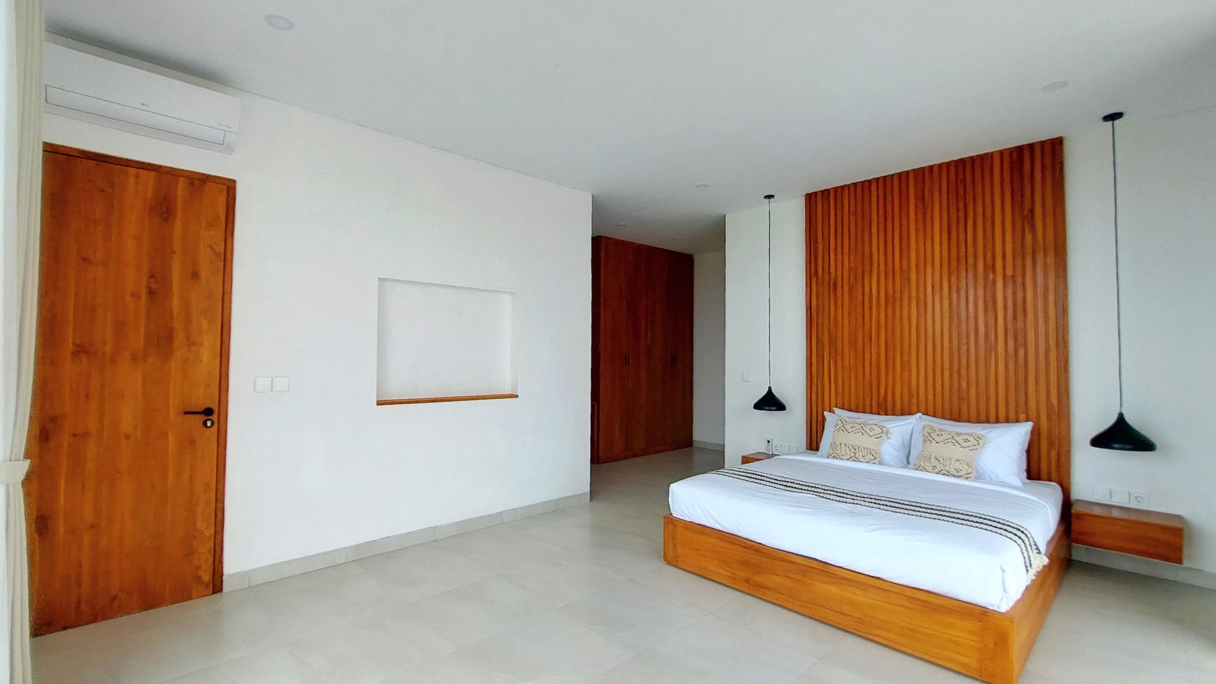 Freehold - Luxurious Oasis in Canggu 5-Bedroom Villa with Rooftop Terrace and Pool