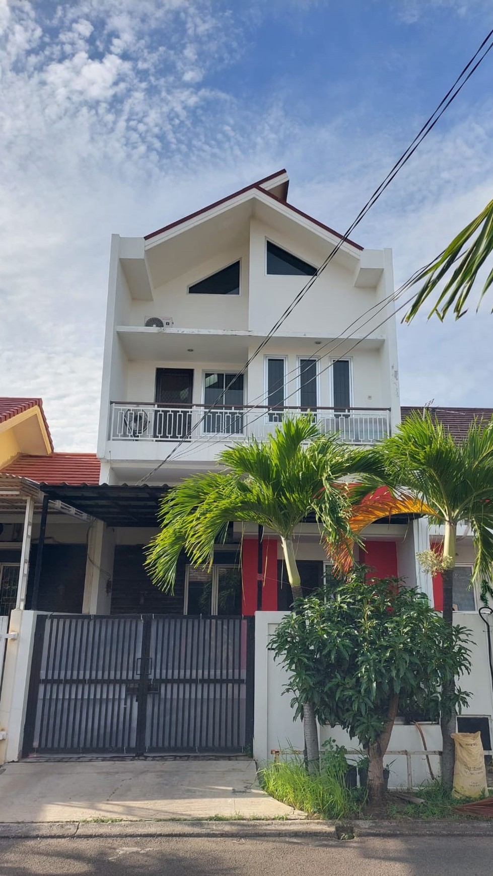 Dijual rumah 2 lantai full renov di Harapan indah, Bekasi Barat