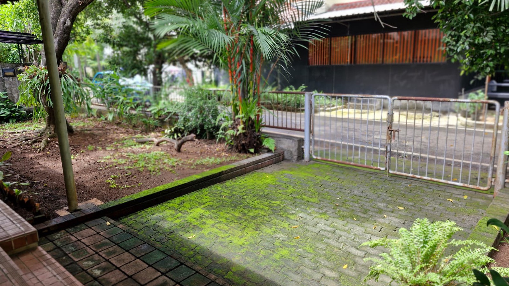 Rumah tua di Hoek, pinggir jalan, strategis. Lokasi sekitar rindang dan teduh Jl. Hanglekiu, Gunung, Jakarta Selatan