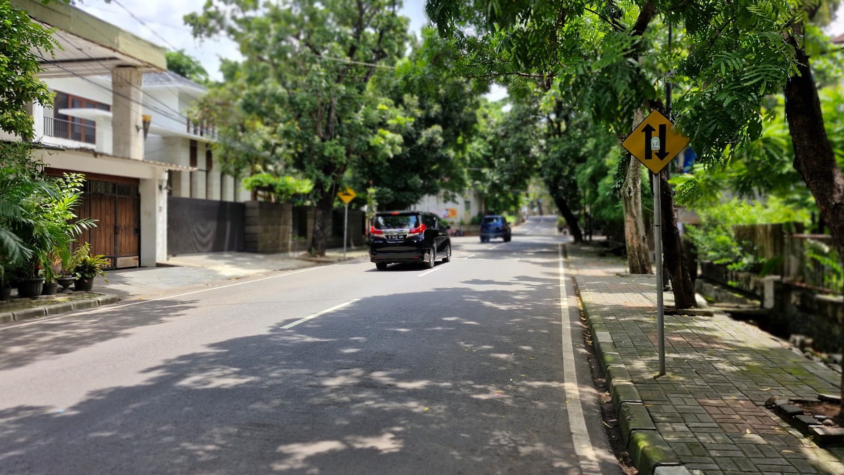 Rumah tua di Hoek, pinggir jalan, strategis. Lokasi sekitar rindang dan teduh Jl. Hanglekiu, Gunung, Jakarta Selatan