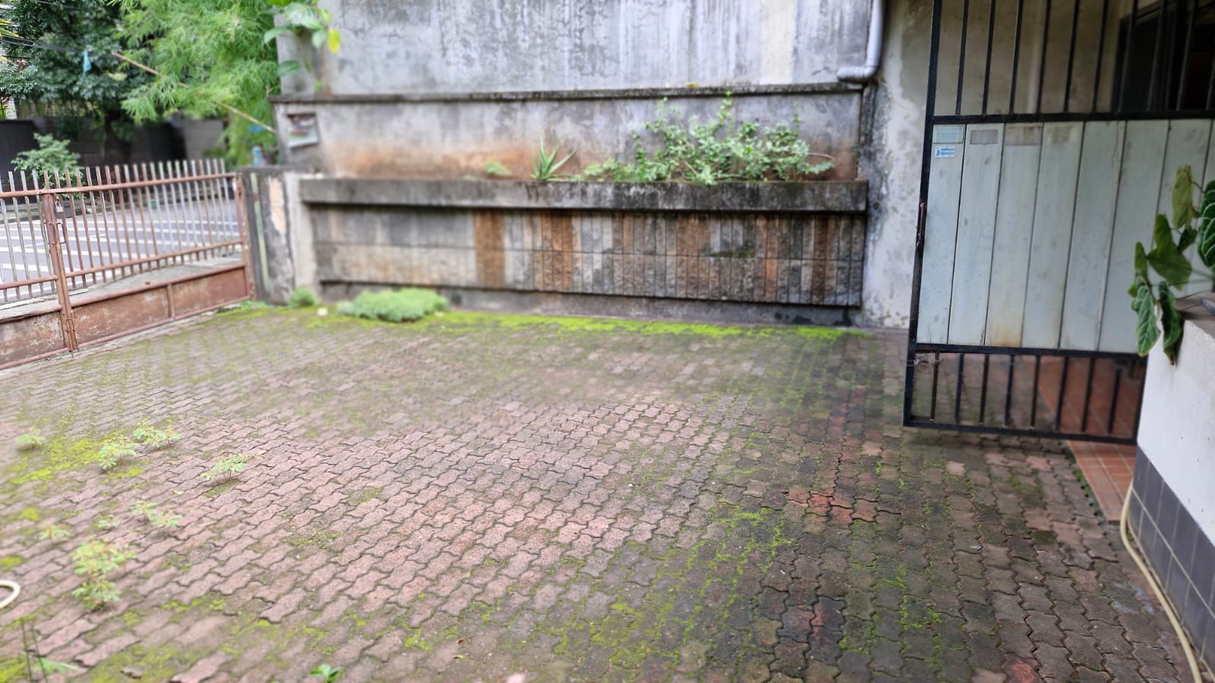 Di Jual Rumah tua di Hoek, pinggir jalan, strategis. Lokasi sekitar rindang dan teduh Jl. Hanglekiu, Gunung, Jakarta Selatan