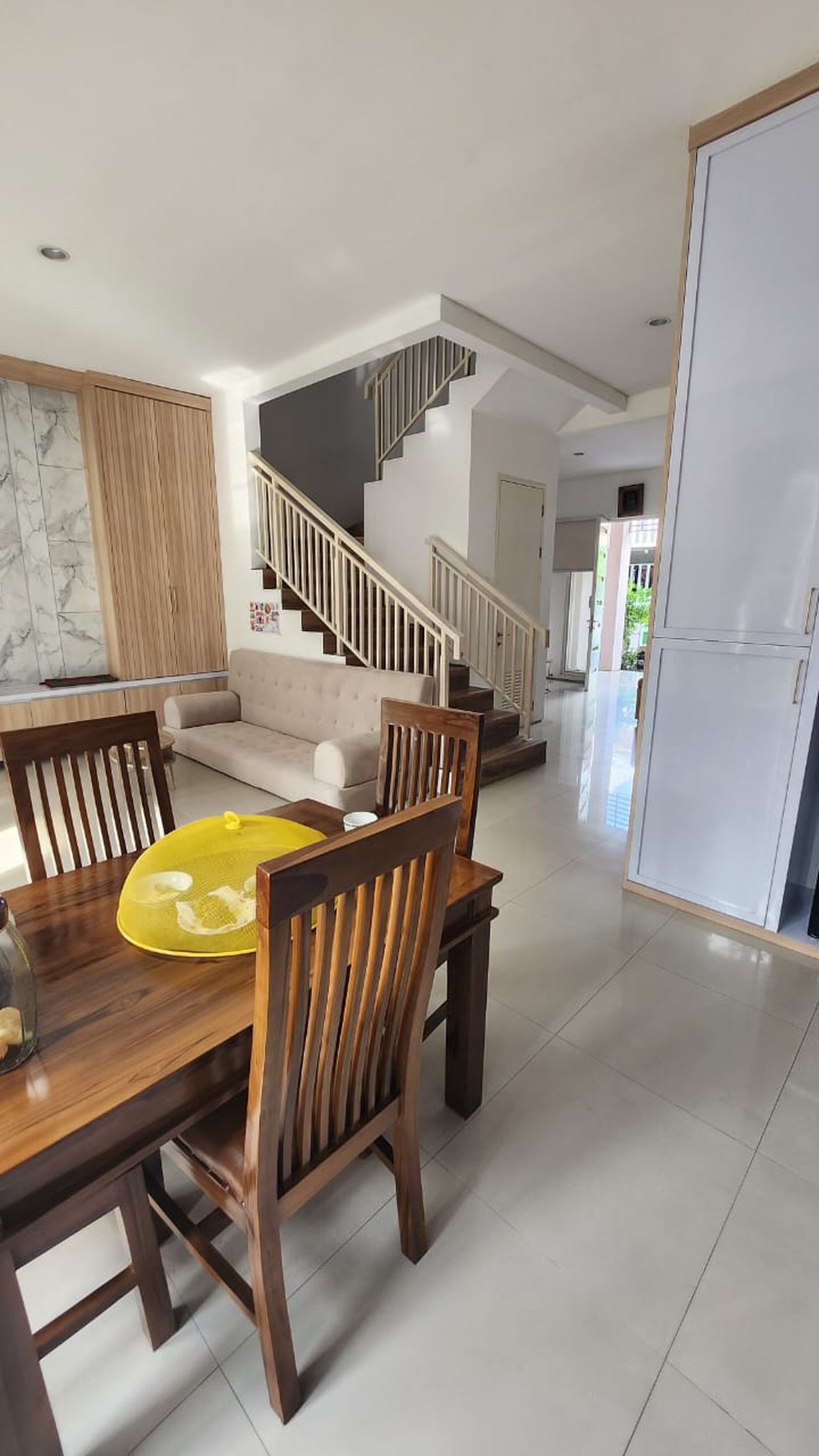 MURAH LUAS 200 m2  Rumah Royal Residence Wiyung Surabaya SPESIAL 4+1 K.Tidur BONUS SEMI FURNISHED +Garasi Carport 3 mobil Luas