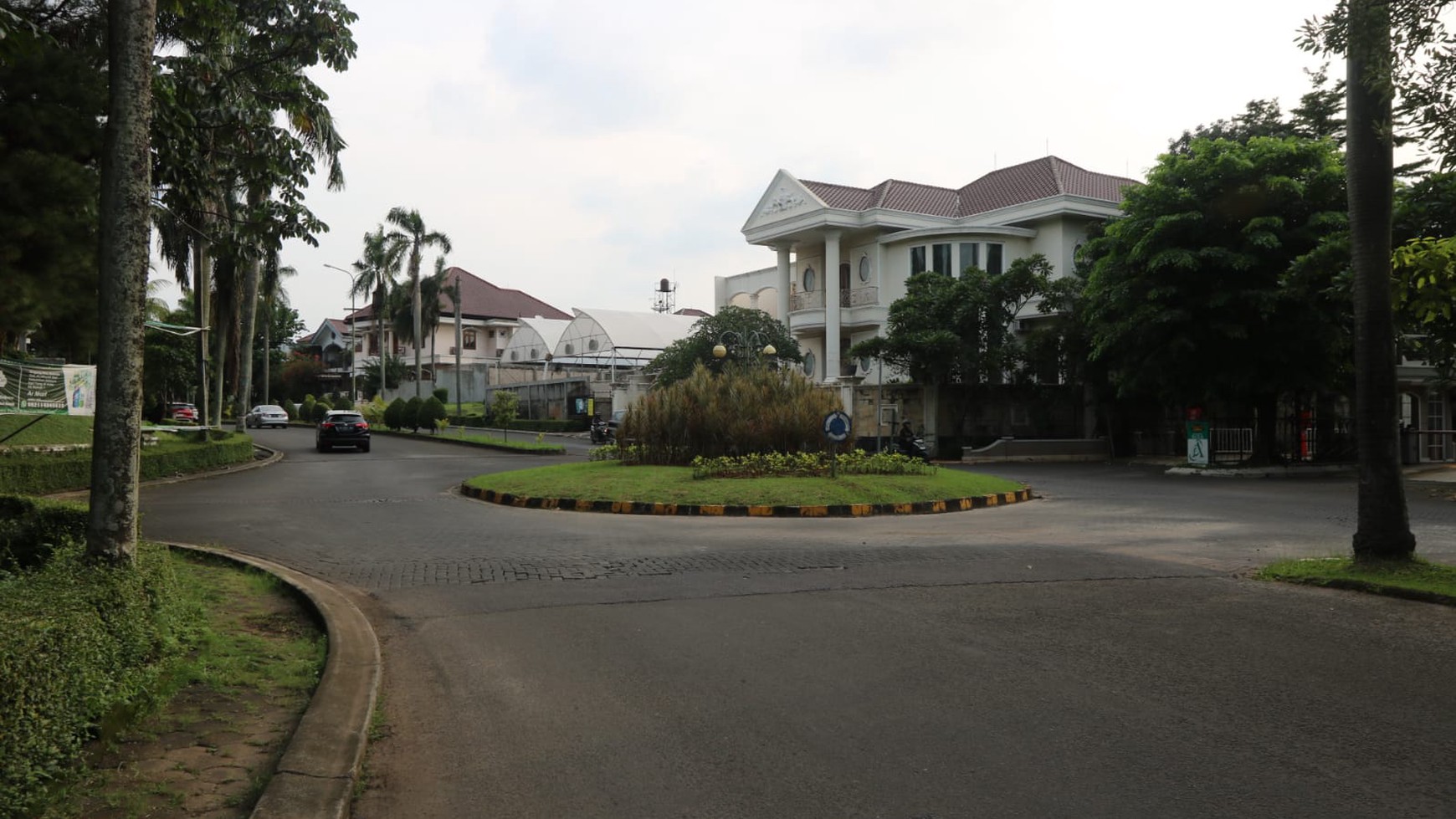 DIJUAL RUMAH NYAMAN DI RAFFLES HILLS CIBUBUR HANYA 900 METER DARI EXIT TOL CIBUBUR,  2,2 KM KE STASIUN LRT / A  Cozy House For Sale in Raffles Hills Cibubur