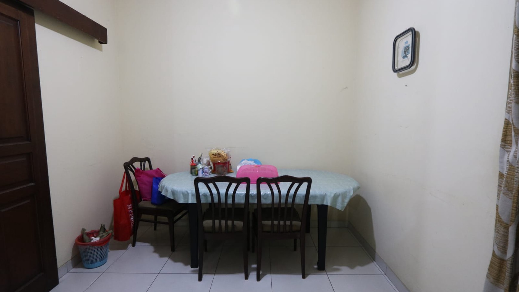 DIJUAL RUMAH NYAMAN DI RAFFLES HILLS CIBUBUR HANYA 900 METER DARI EXIT TOL CIBUBUR,  2,2 KM KE STASIUN LRT / A  Cozy House For Sale in Raffles Hills Cibubur