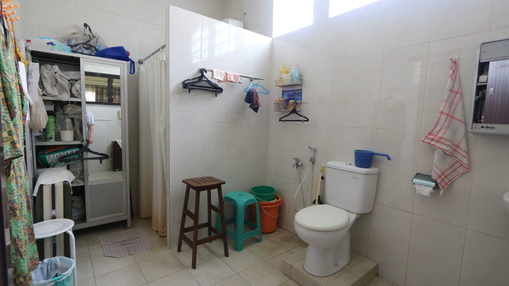 DIJUAL RUMAH NYAMAN DI RAFFLES HILLS CIBUBUR HANYA 900 METER DARI EXIT TOL CIBUBUR,  2,2 KM KE STASIUN LRT / A  Cozy House For Sale in Raffles Hills Cibubur