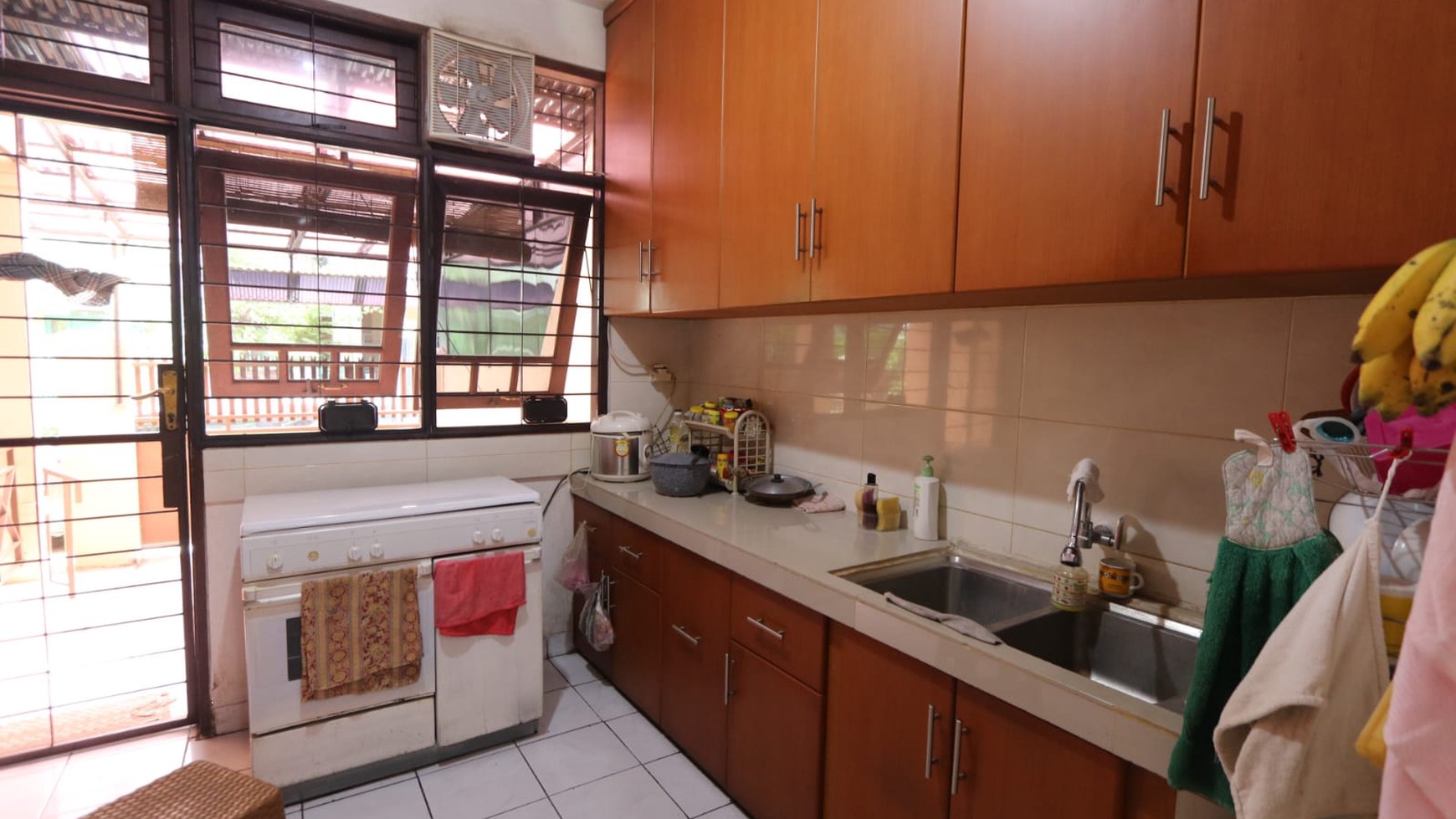 DIJUAL RUMAH NYAMAN DI RAFFLES HILLS CIBUBUR HANYA 900 METER DARI EXIT TOL CIBUBUR,  2,2 KM KE STASIUN LRT / A  Cozy House For Sale in Raffles Hills Cibubur