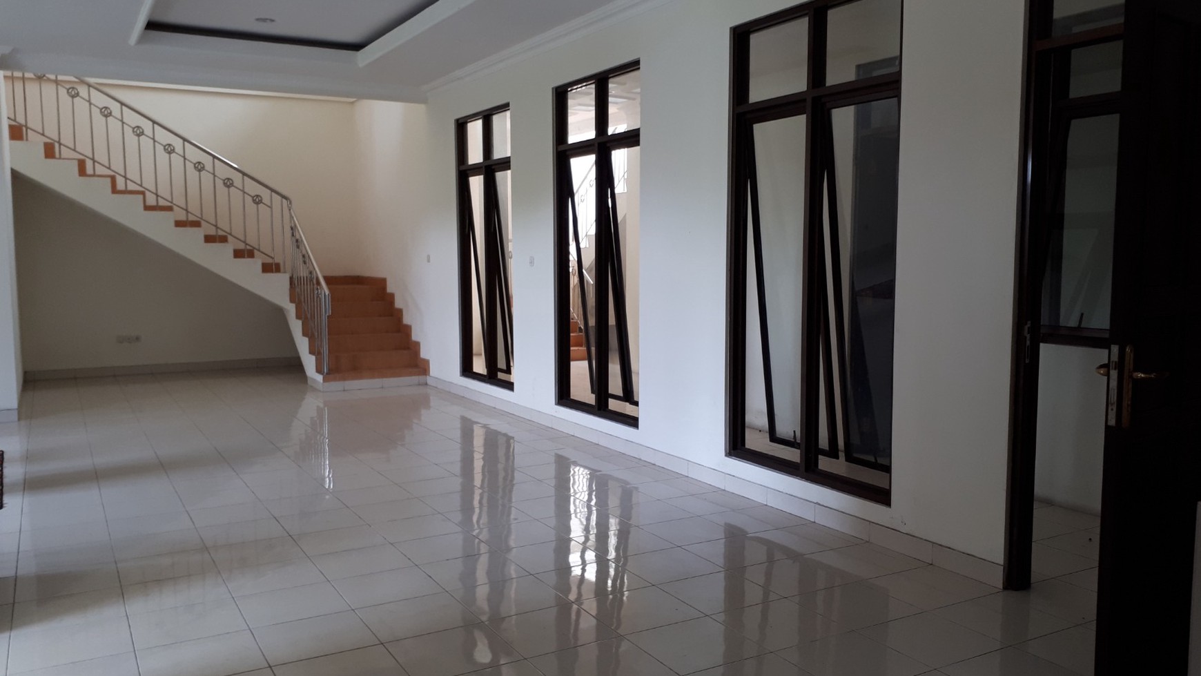 Rumah 2 Lantai Dalam Perum Shangrila Lokasi Dekat Jogja City Mall 