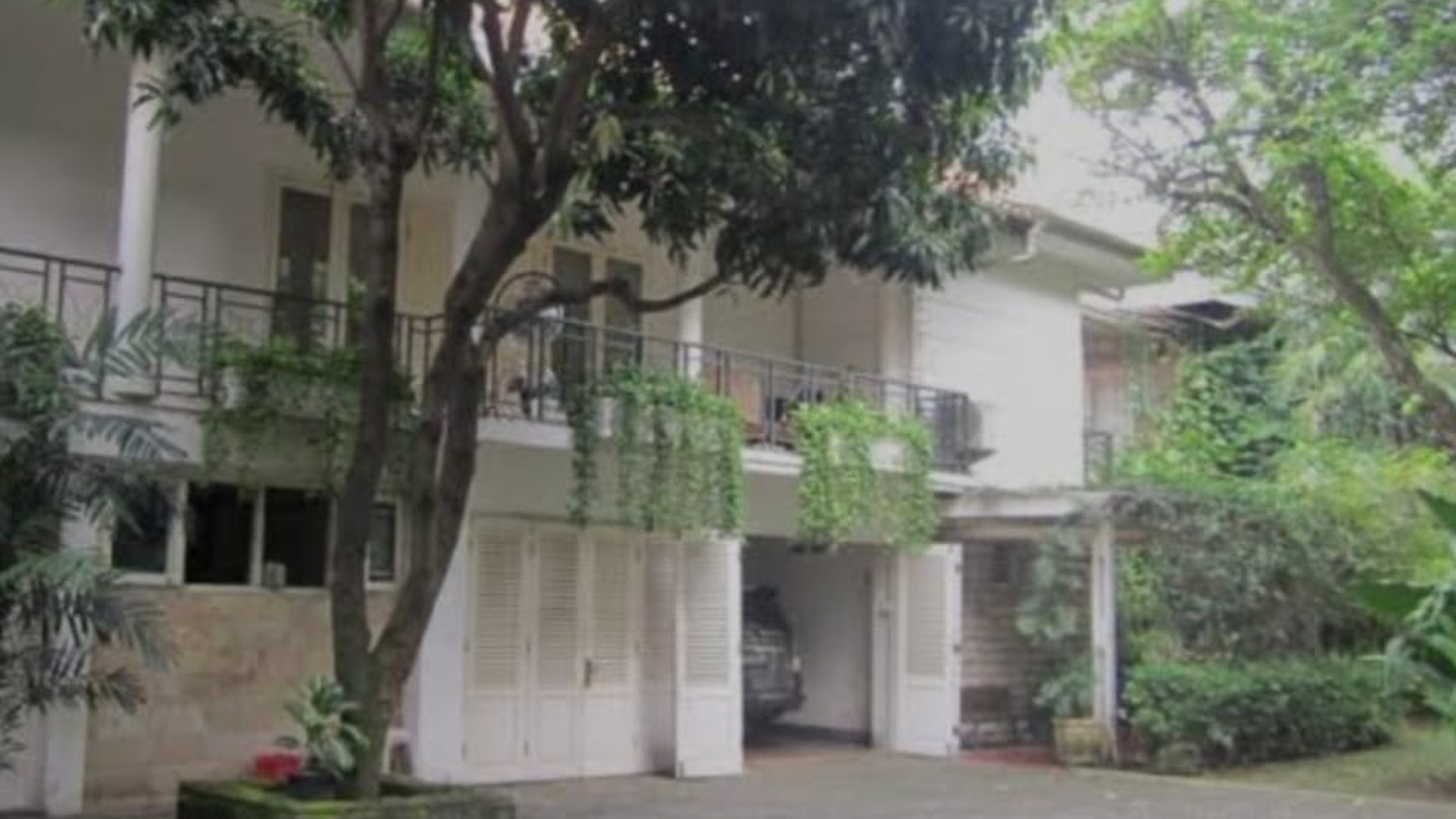 RUMAH MODEL KOLONIAL BELANDA LOKASI ELITE DI MENTENG NYAMAN DAN AMAN UNTUK HUNIAN.