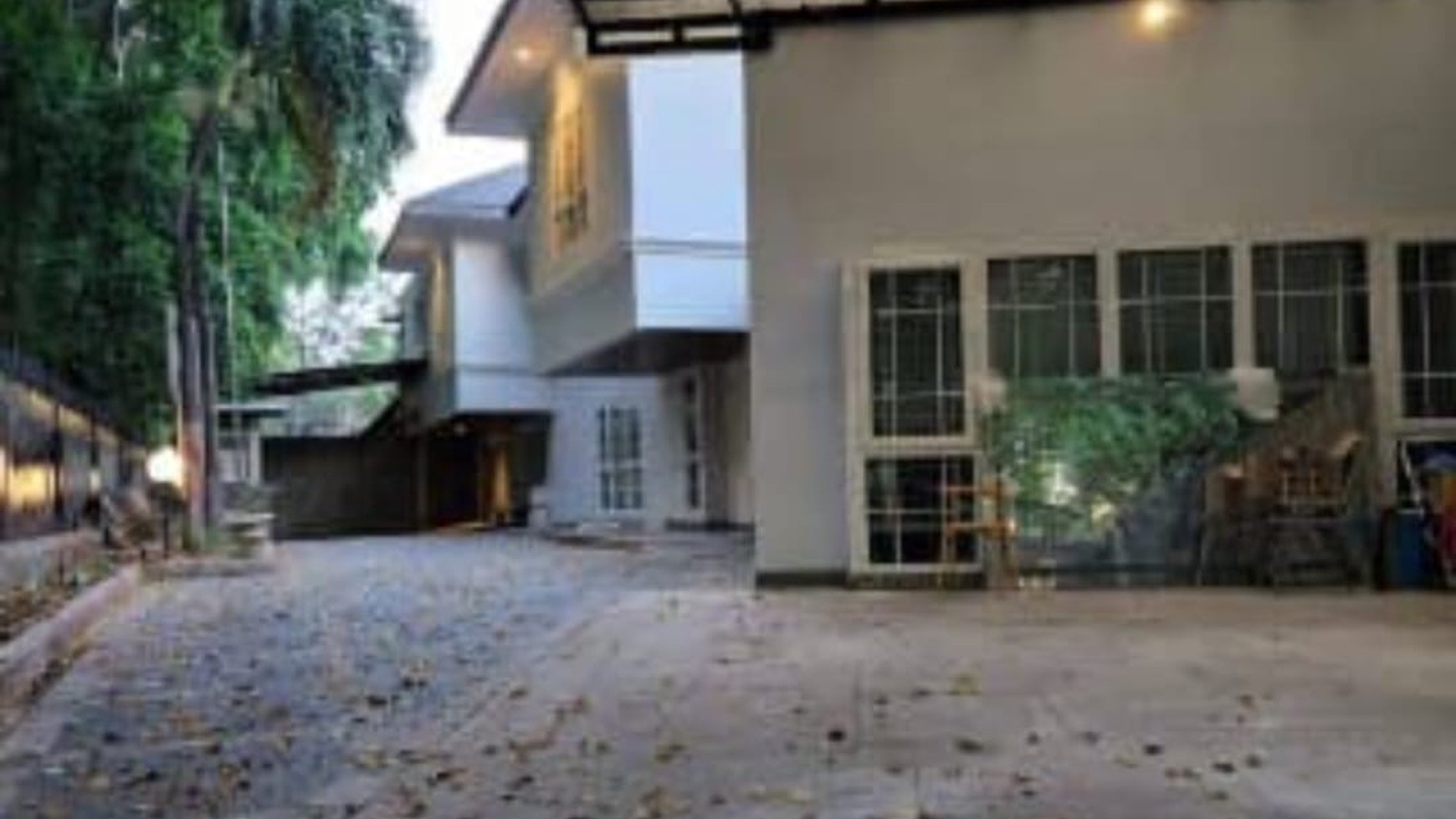 RUMAH MODEL KOLONIAL BELANDA LOKASI ELITE DI MENTENG NYAMAN DAN AMAN UNTUK HUNIAN.