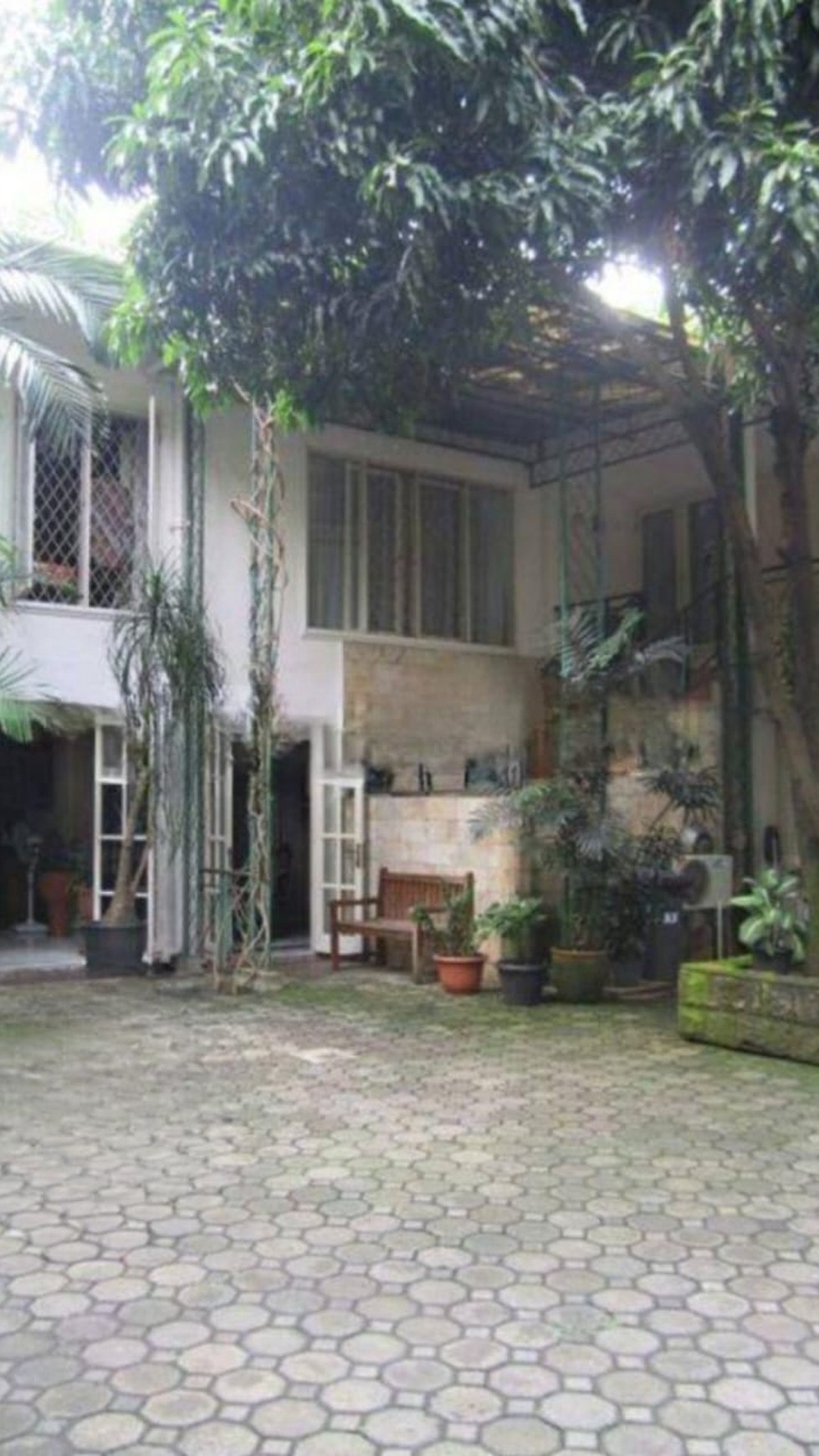 RUMAH MODEL KOLONIAL BELANDA LOKASI ELITE DI MENTENG NYAMAN DAN AMAN UNTUK HUNIAN.