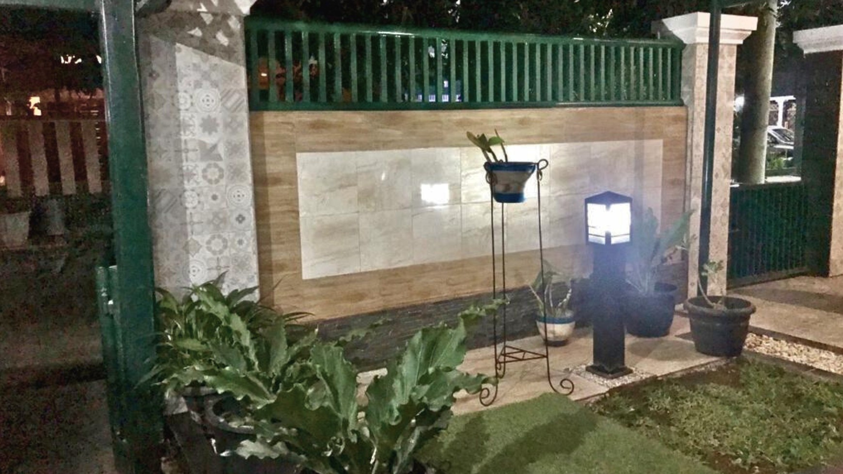 RUMAH SEMI FURNISHED DENGAN LANTAI GRANIT DI LOKASI YANG NYAMAN DAN ASRI