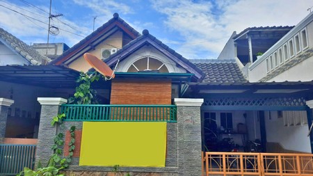 RUMAH SEMI FURNISHED DENGAN LANTAI GRANIT DI LOKASI YANG NYAMAN DAN ASRI