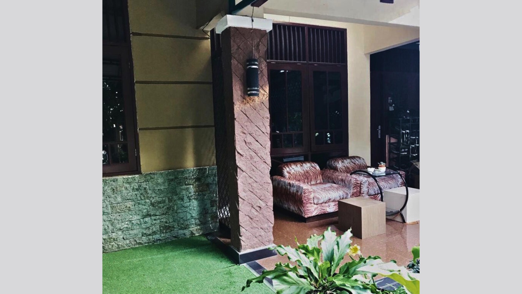 RUMAH SEMI FURNISHED DENGAN LANTAI GRANIT DI LOKASI YANG NYAMAN DAN ASRI